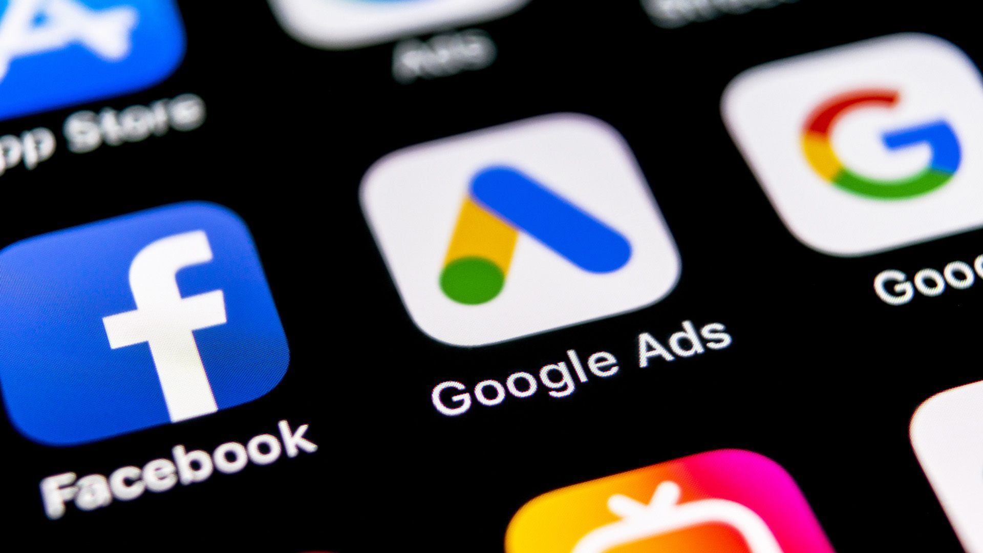 Un gros plan d'un écran de téléphone portable avec des icônes pour Facebook, Google Ads et App Store.