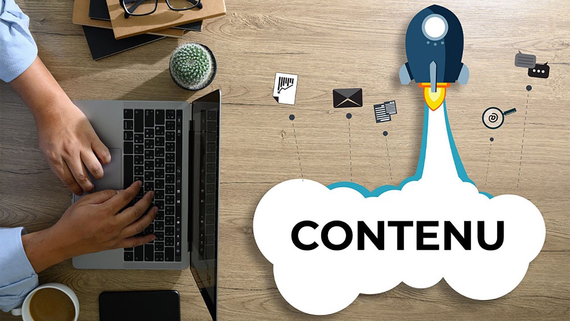 Une personne tape sur un ordinateur portable à un bureau.