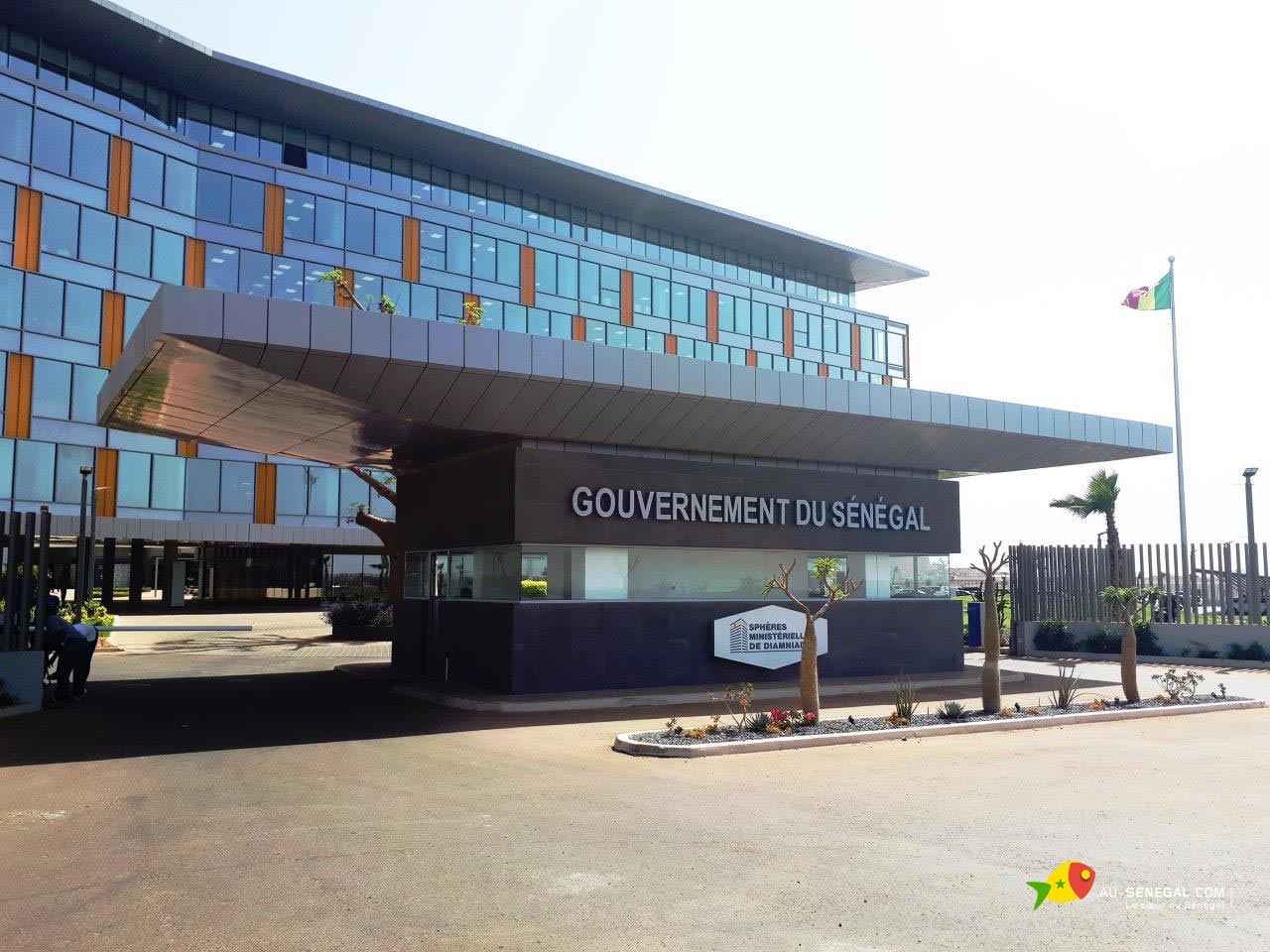 Un grand bâtiment avec un panneau indiquant « gouvernement du Sénégal »