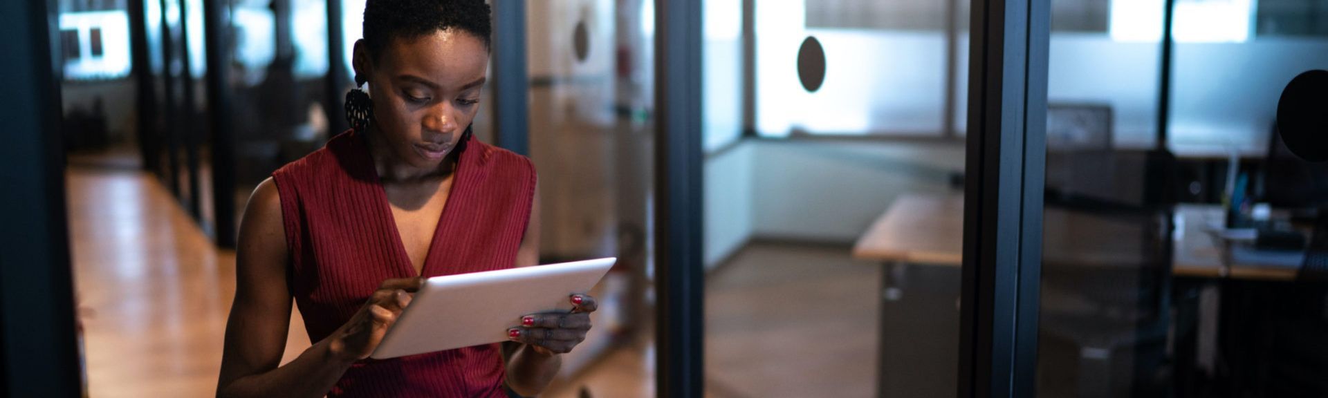 Une femme utilise une tablette dans un bureau.