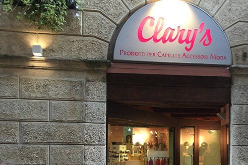 Vista frontale del negozio Clary's Parrucche a Verona