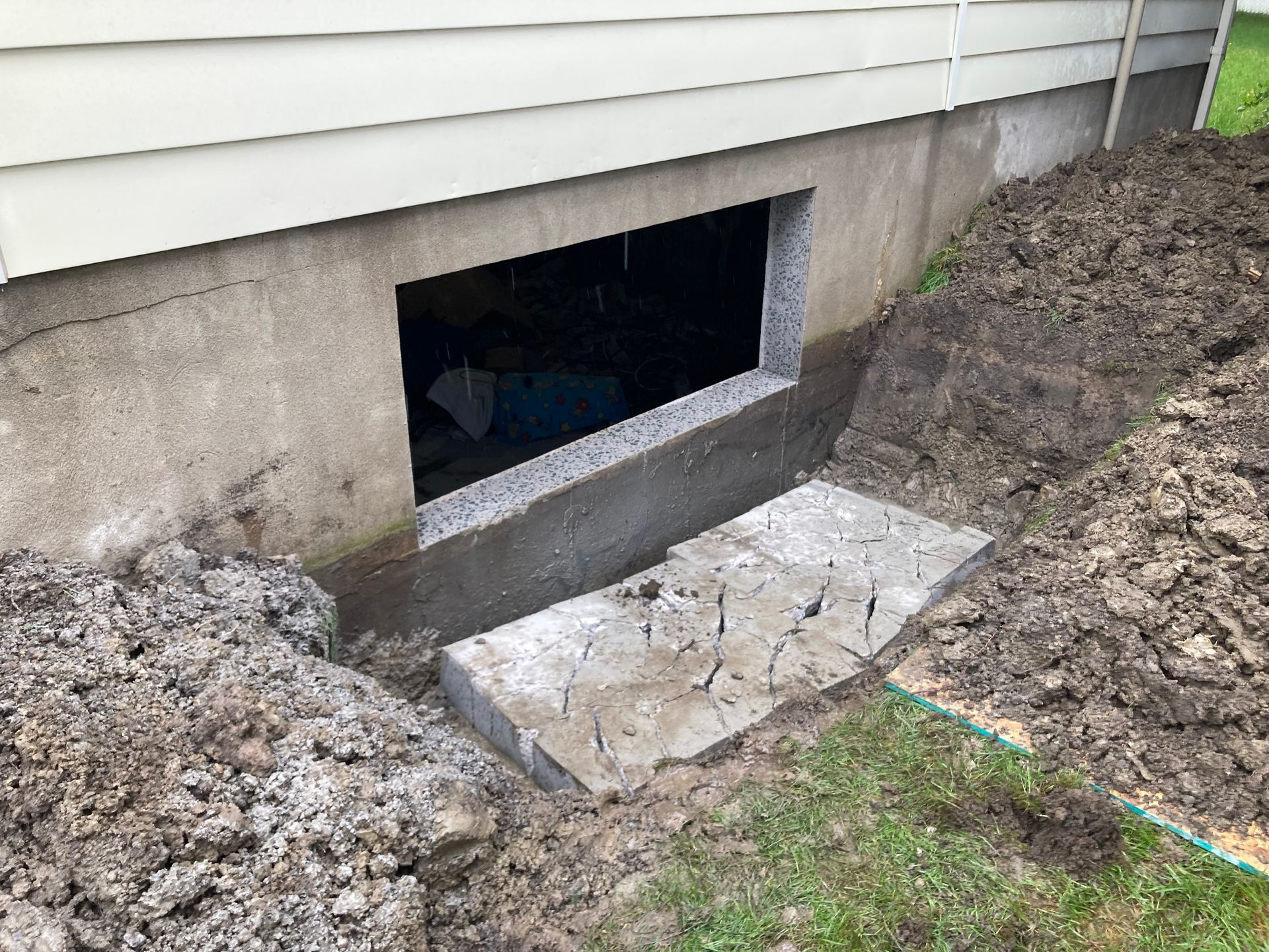 Une fenêtre au sous-sol d'une maison est en cours de construction.