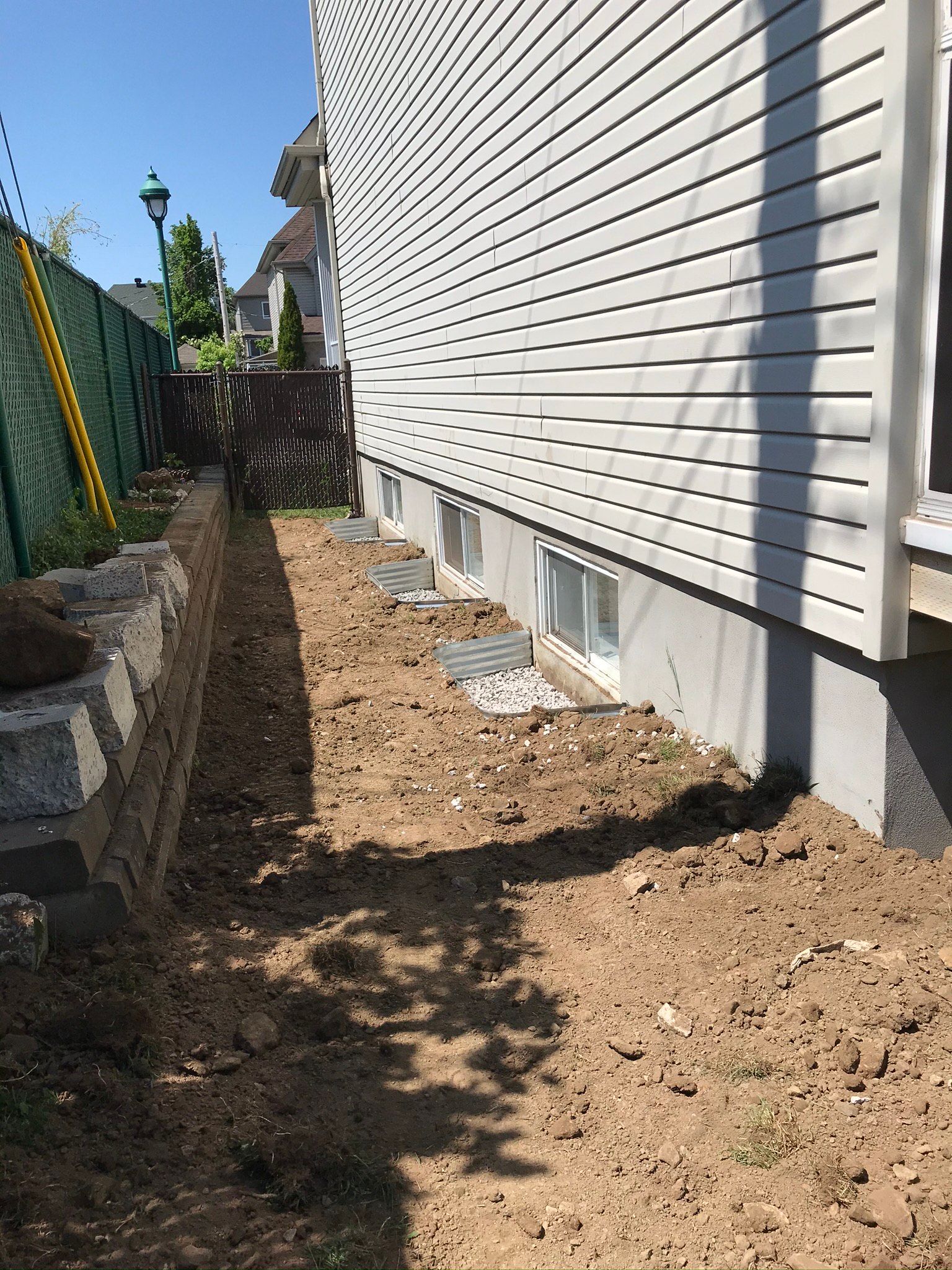 Une maison blanche avec beaucoup de terre devant.