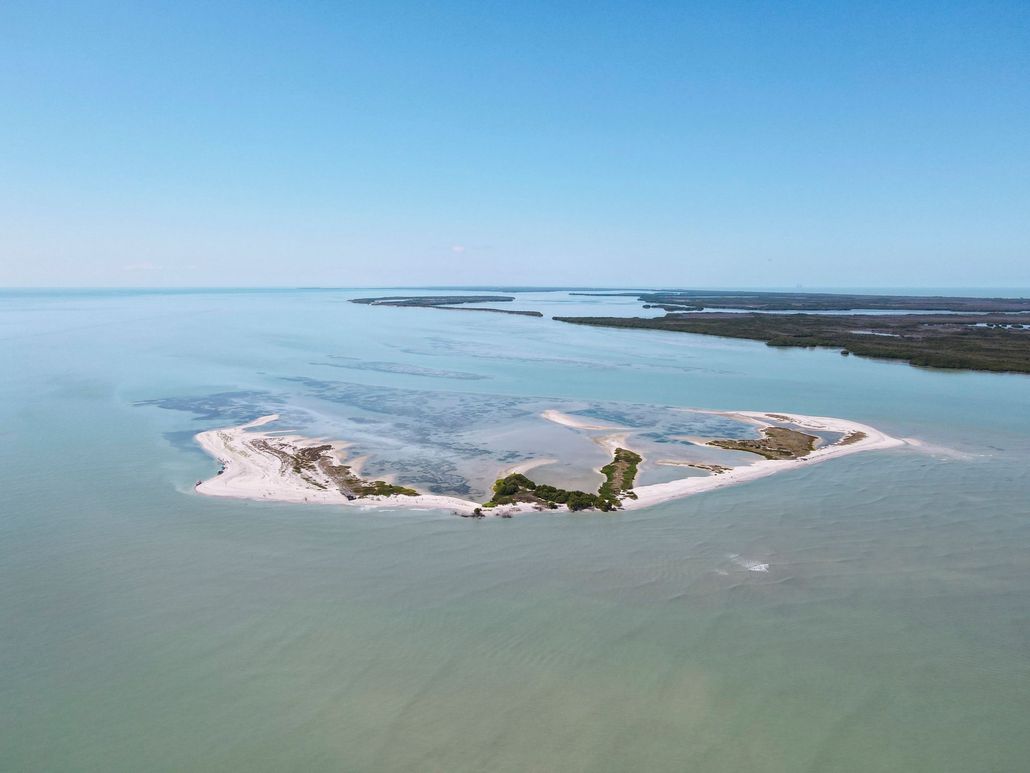 Una vista aérea de una pequeña isla en medio del océano.