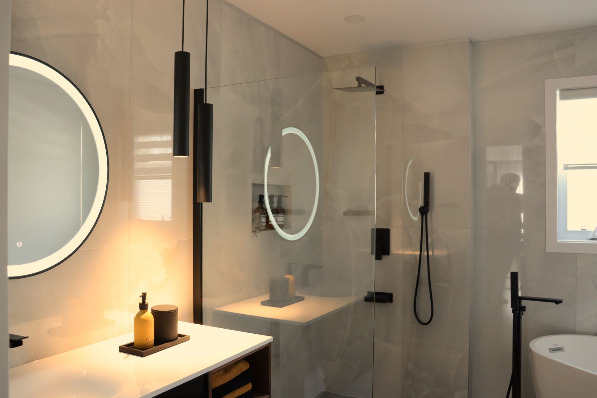 Une salle de bain avec baignoire , lavabo , miroir et douche.