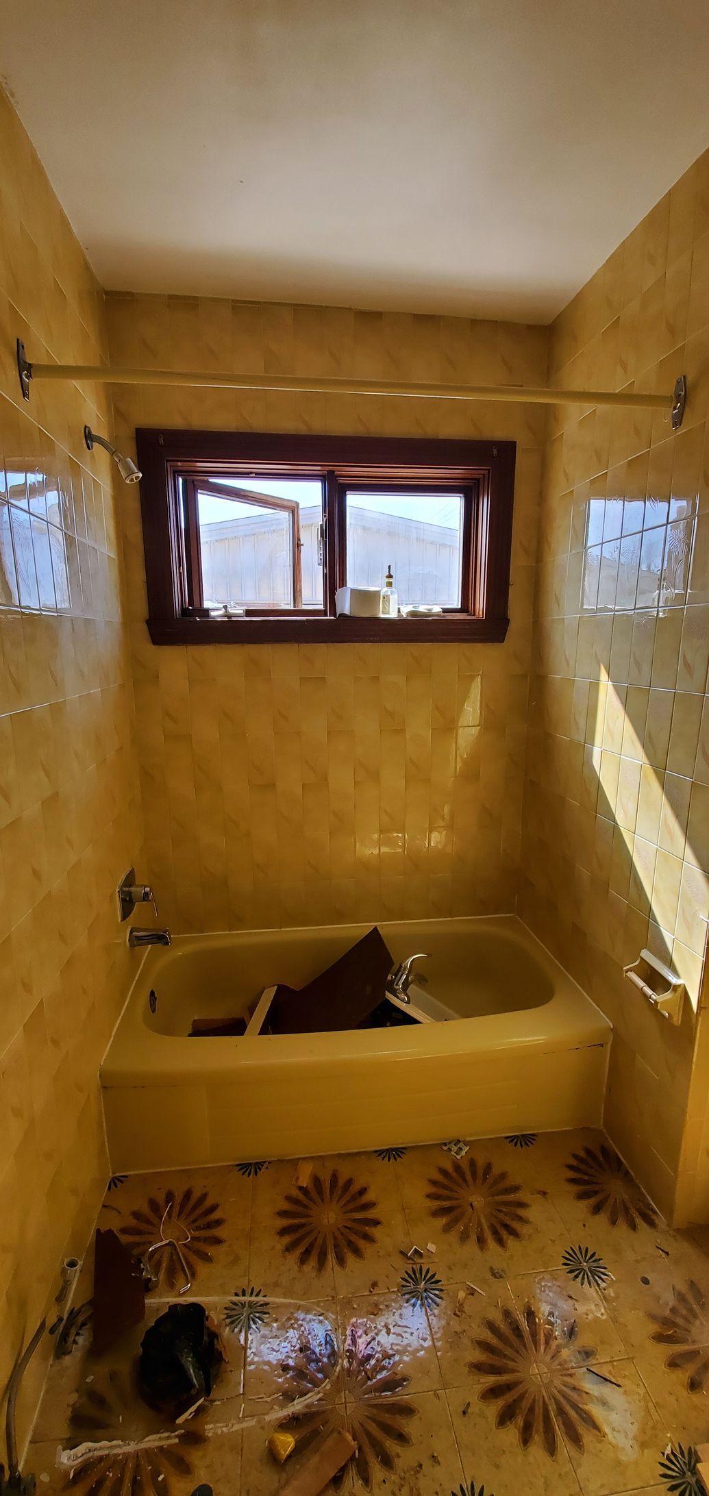 Une salle de bain avec baignoire et fenêtre.