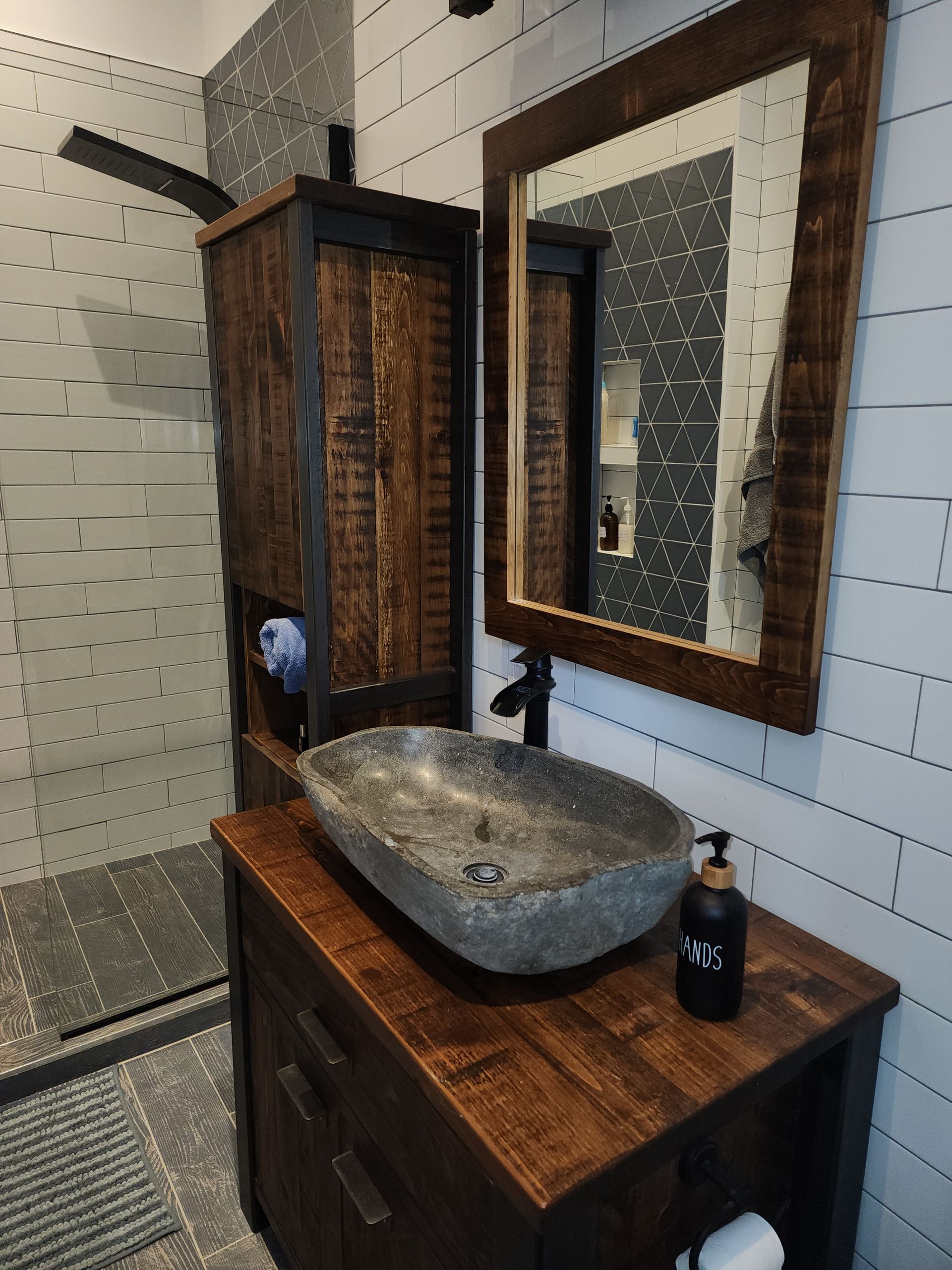 Une salle de bain avec lavabo et miroir