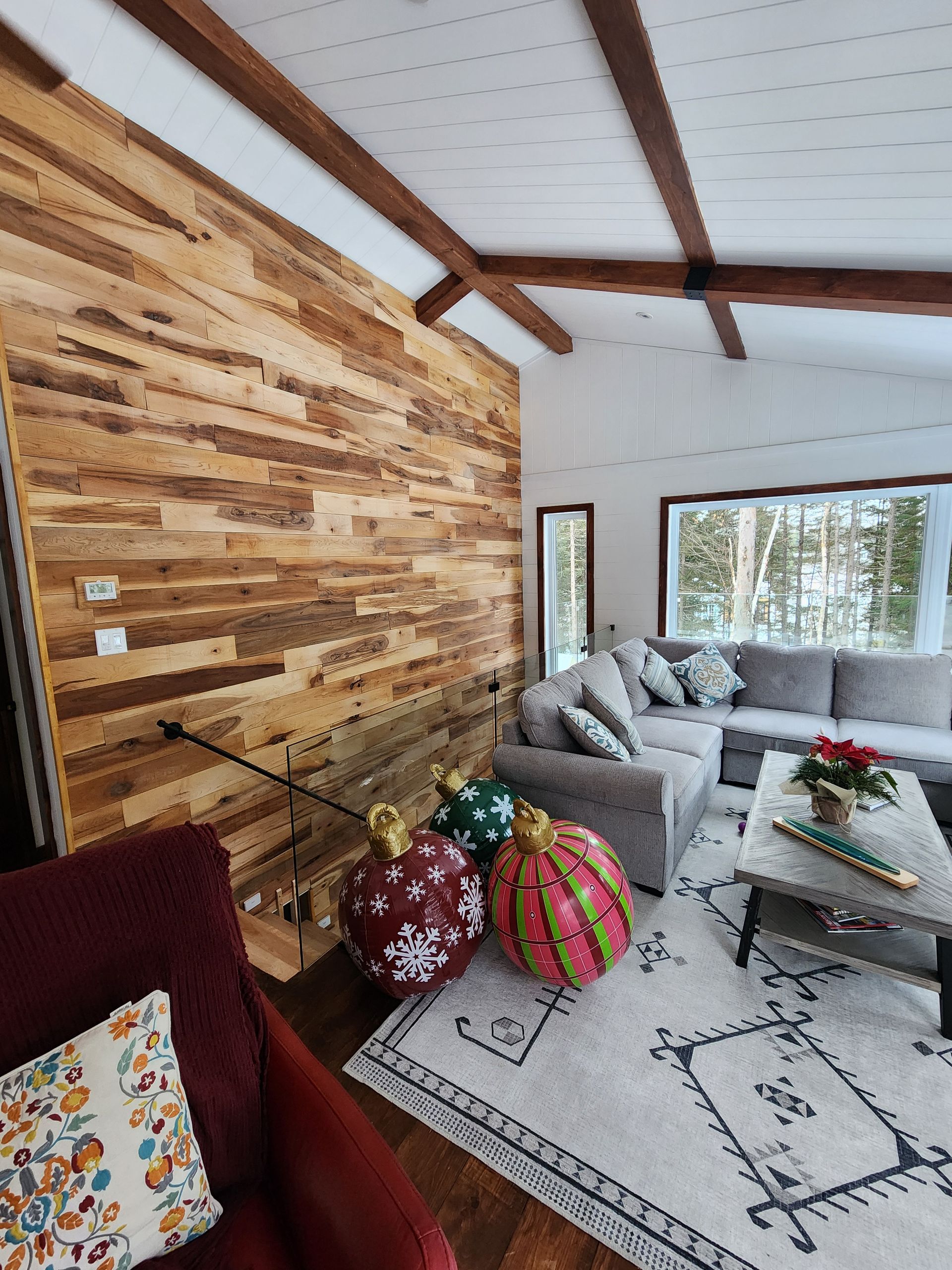 Un salon rempli de meubles et d'un mur en bois.