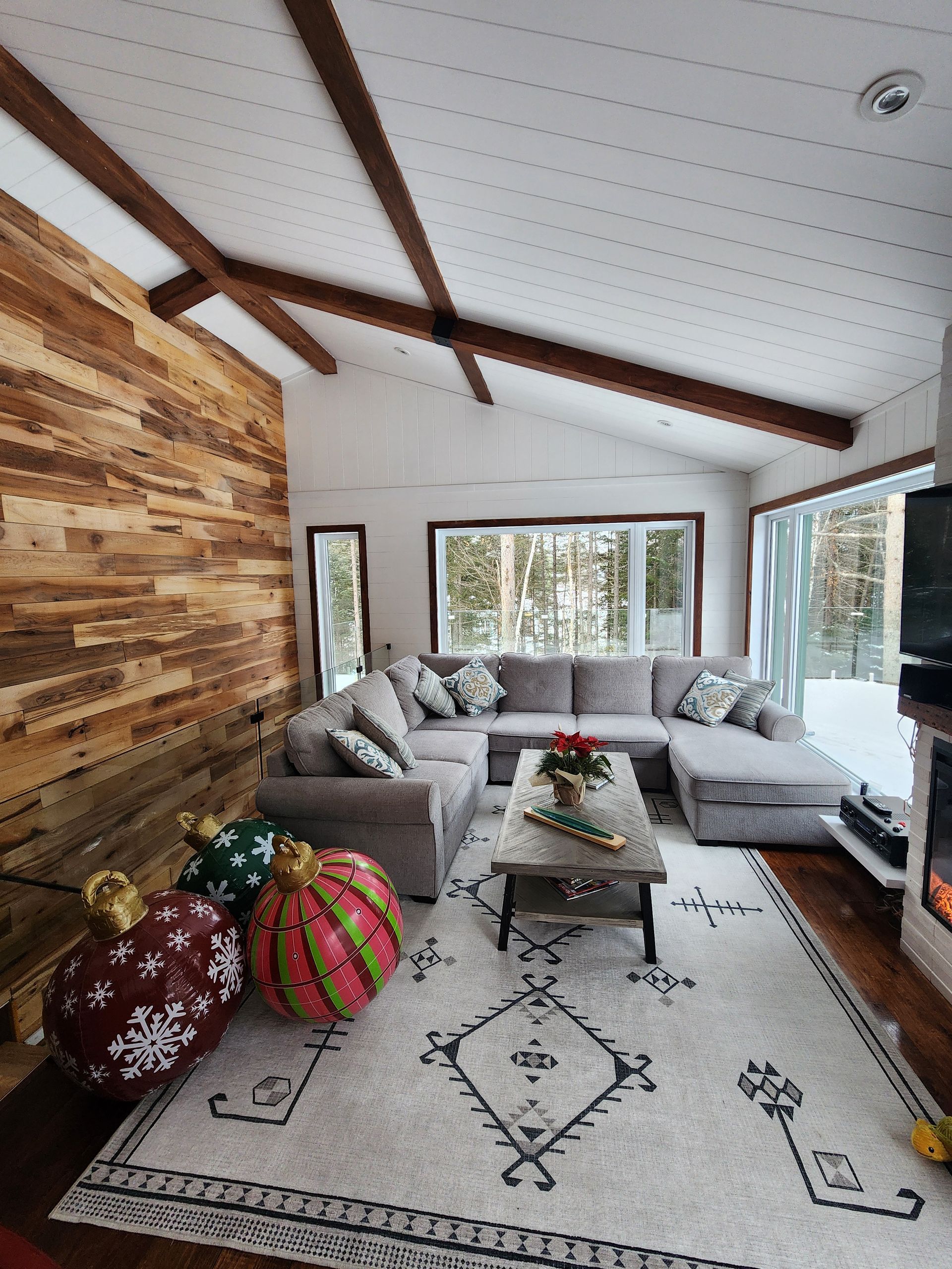 Un salon avec un canapé sectionnel et un tapis