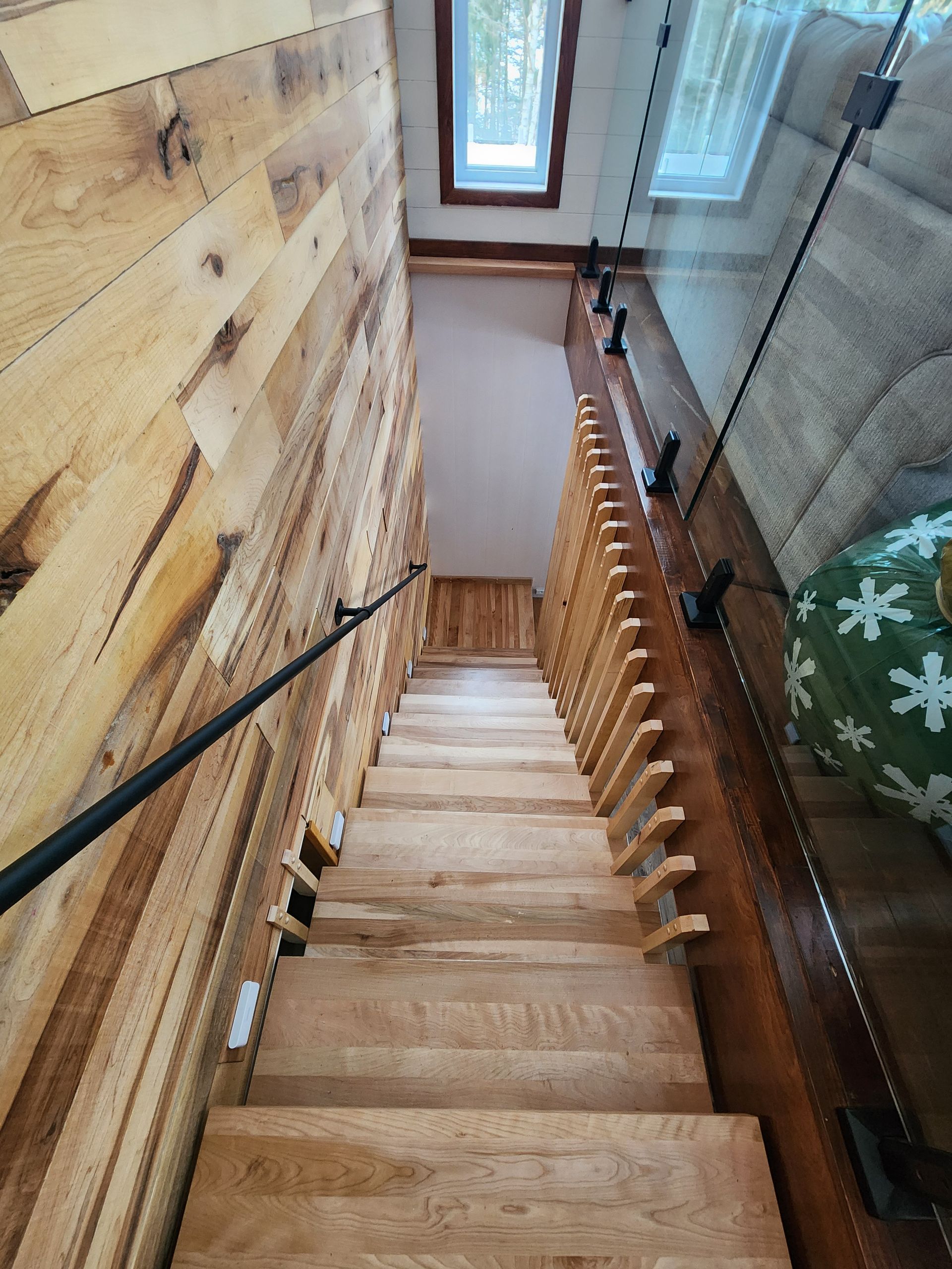 Un escalier en bois menant au deuxième étage d'une maison.