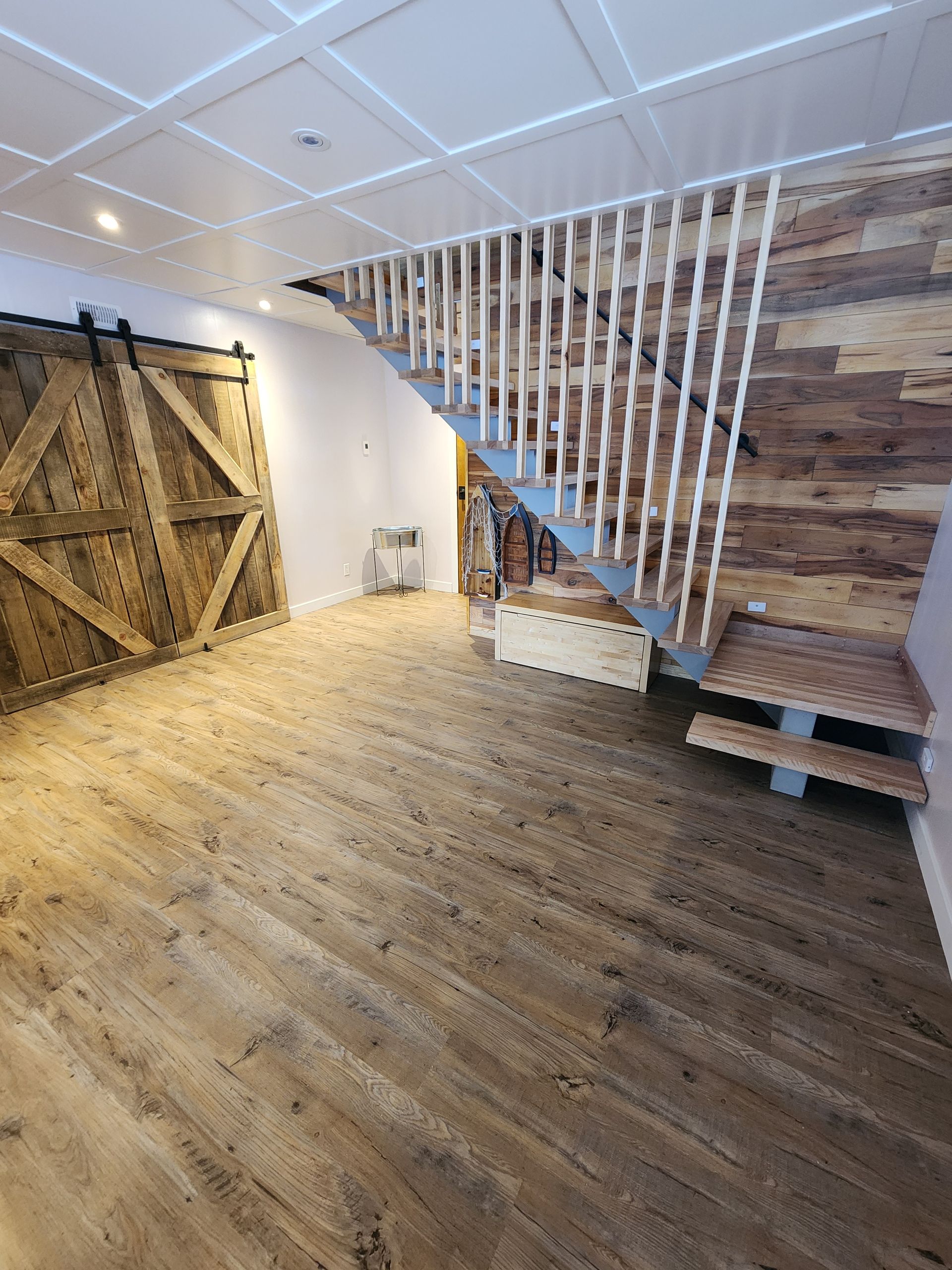 Il y a un escalier dans le coin de la pièce.