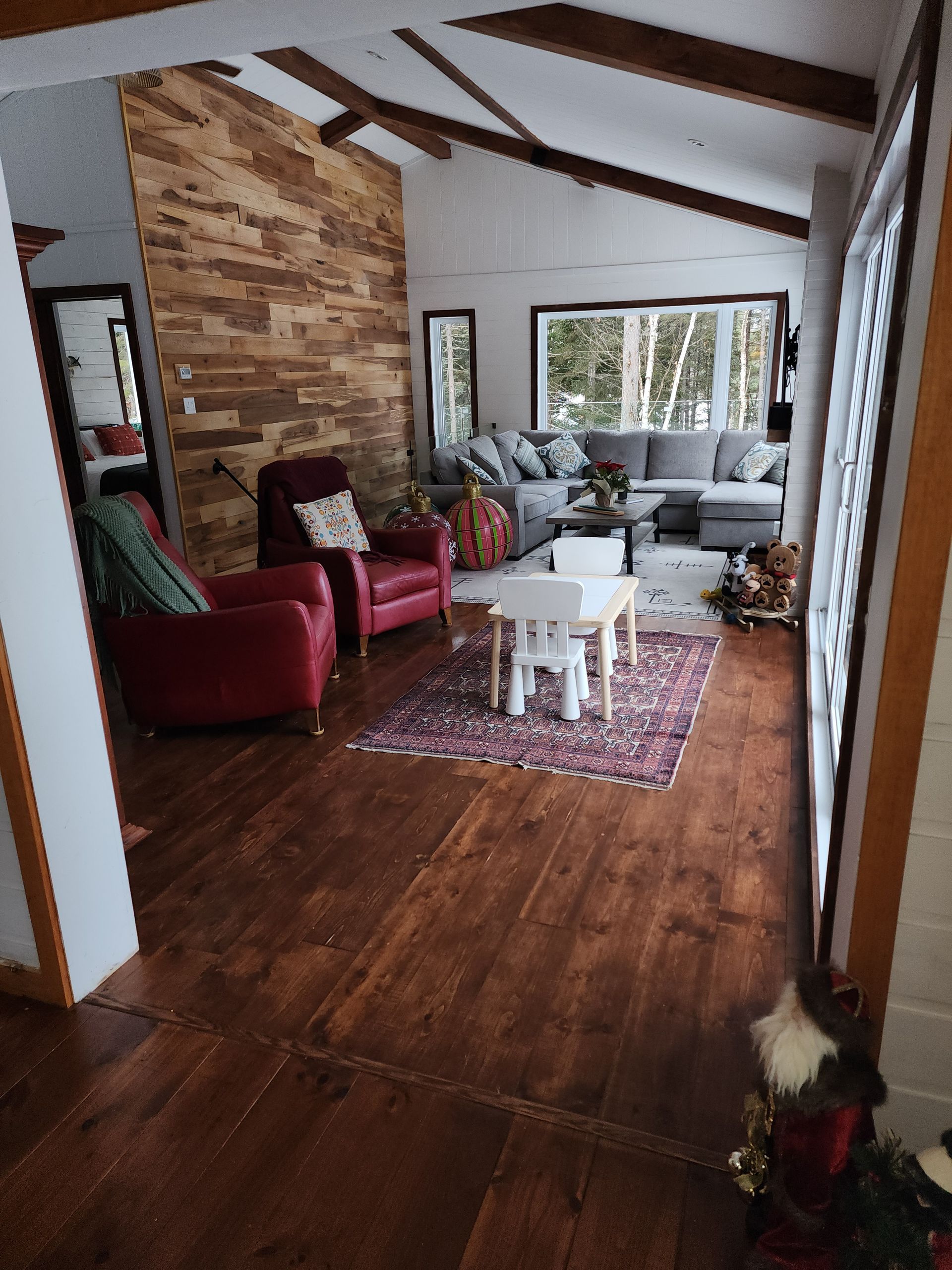 Un salon rempli de meubles et d'un mur en bois.