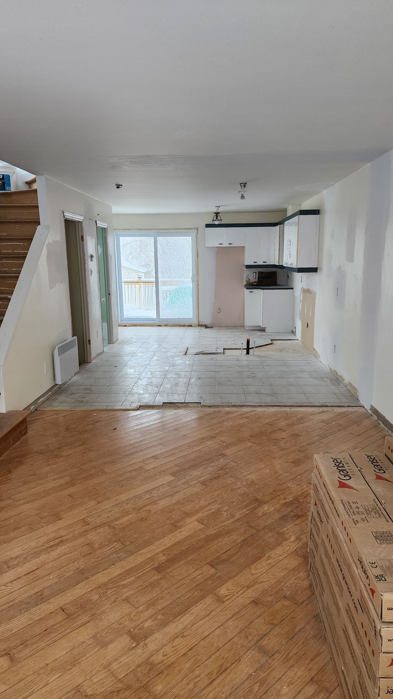 Il y a un parquet au milieu de la pièce.