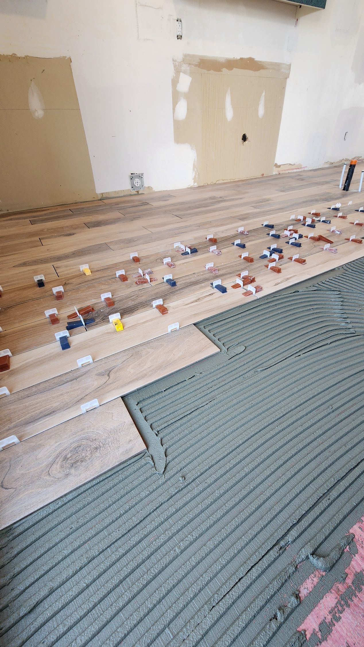 Une pièce avec beaucoup de carrelage au sol.