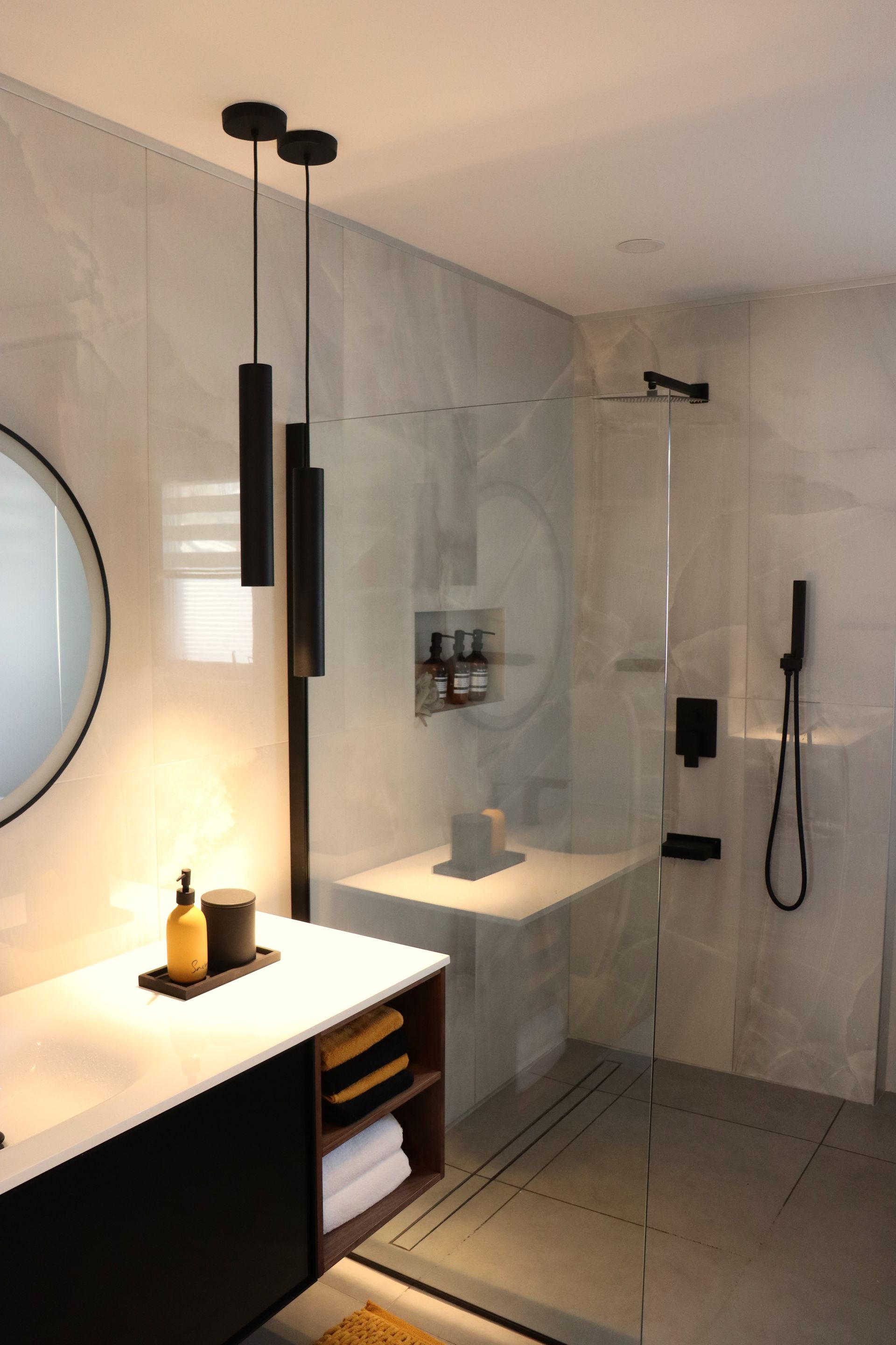 Une salle d'eau avec douche à l'italienne et lavabo