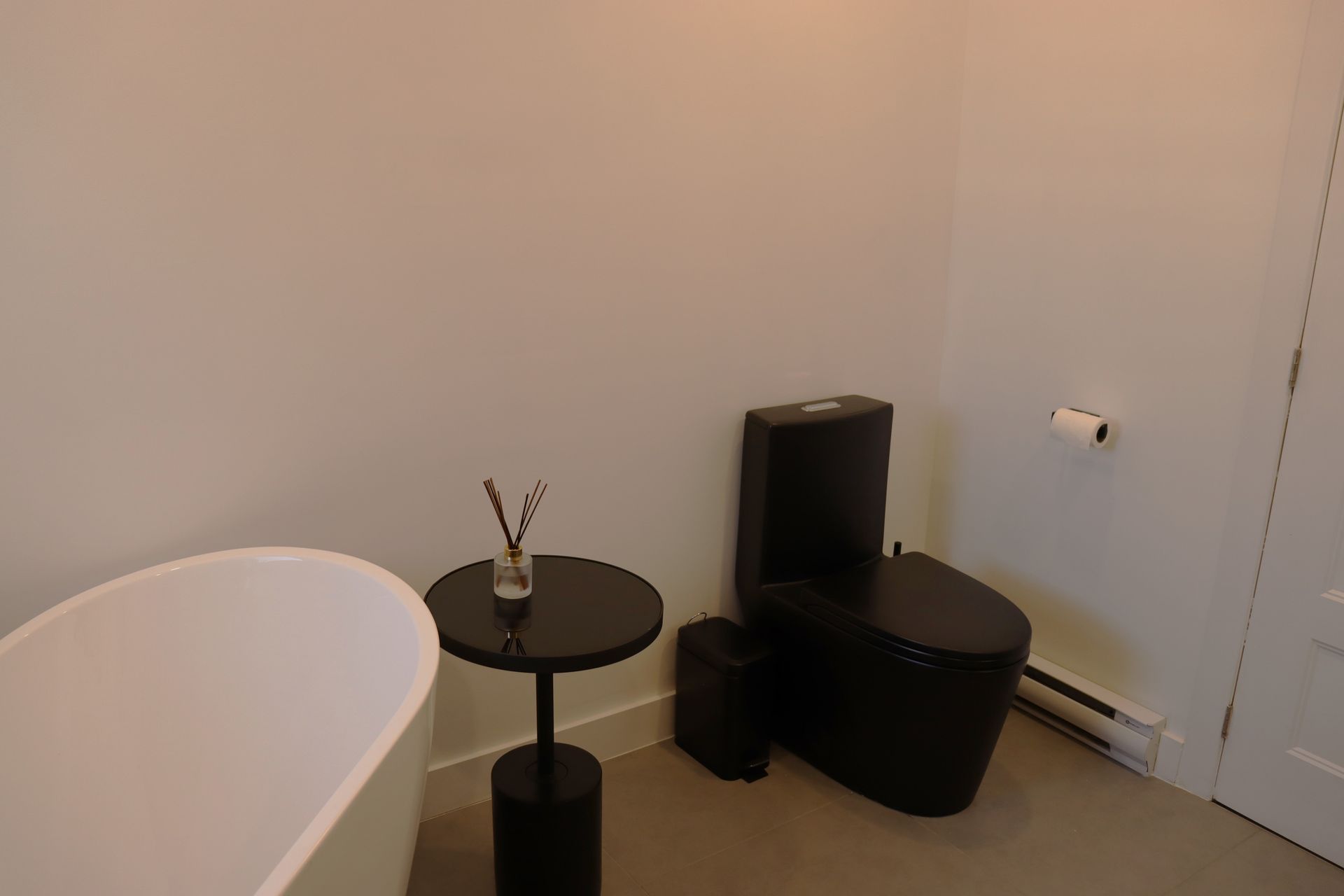 Une salle de bain avec baignoire, toilettes et table