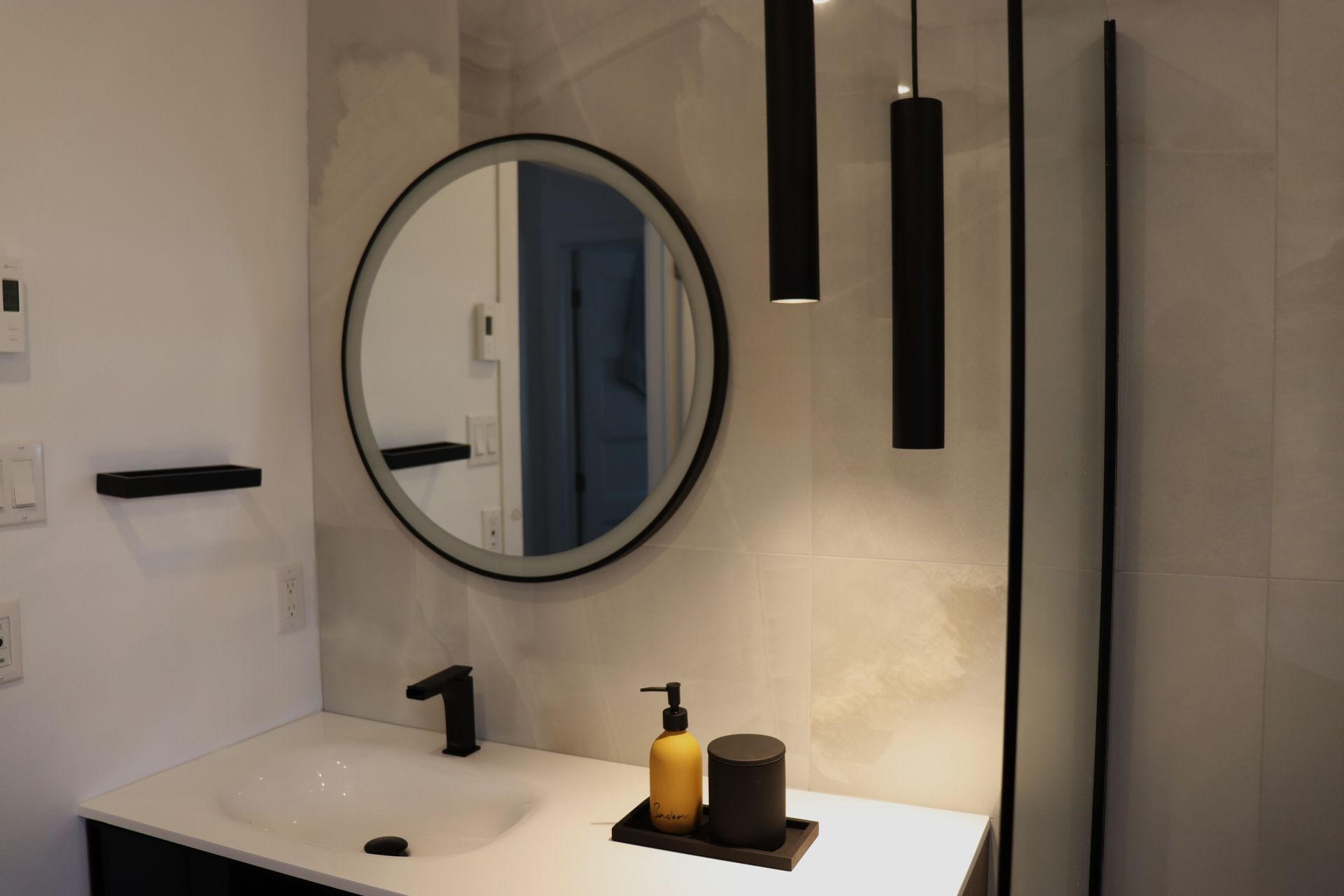 Une salle de bain avec lavabo , miroir et douche.