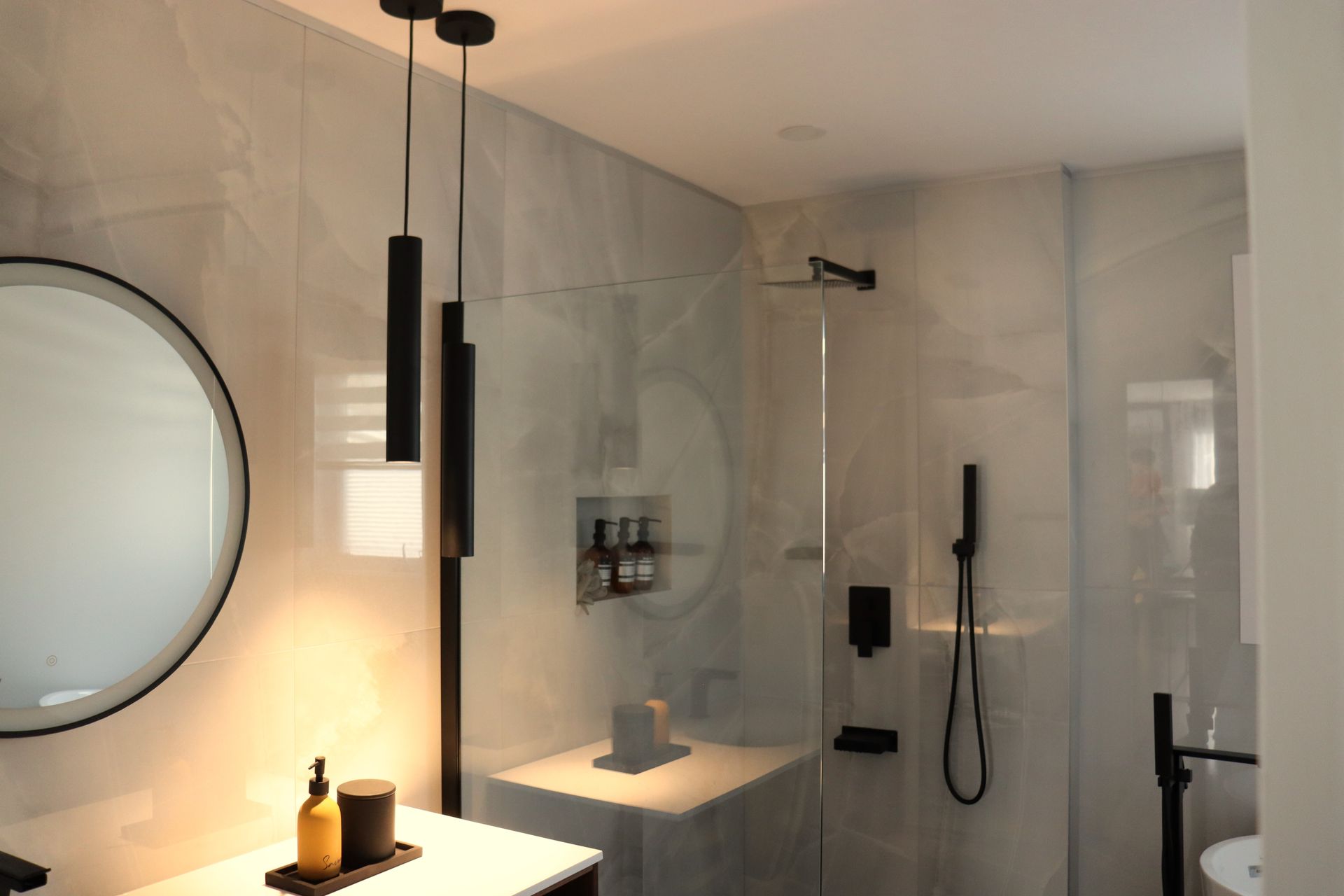 Une salle de bain avec lavabo , miroir et douche.