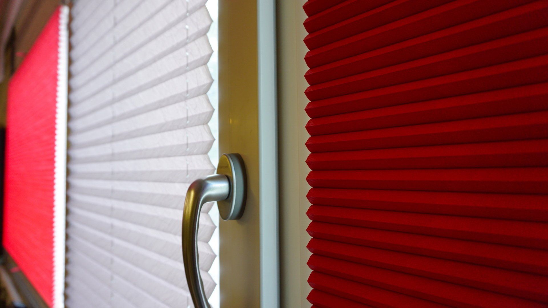 Un gros plan d'une fenêtre avec des stores rouges et blancs