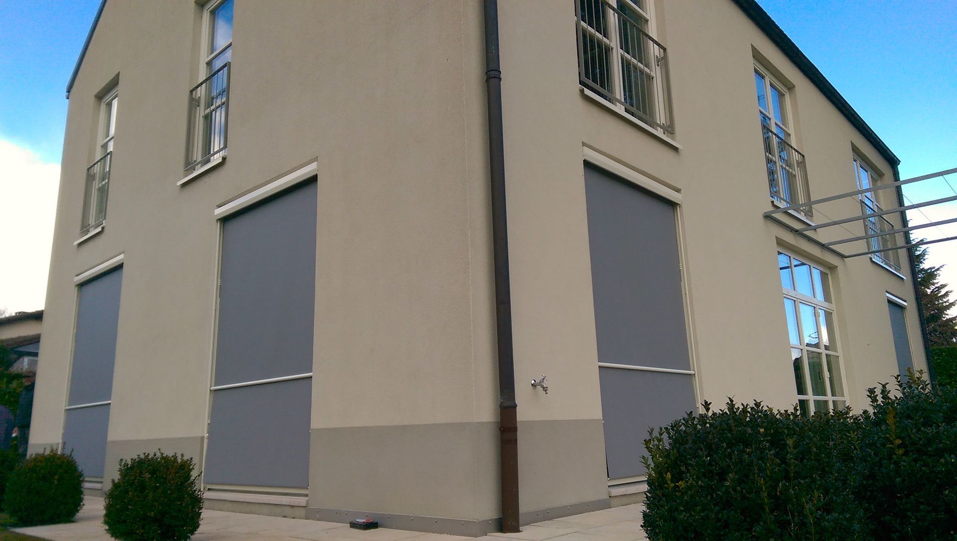 Un bâtiment avec beaucoup de fenêtres et une gouttière sur le côté