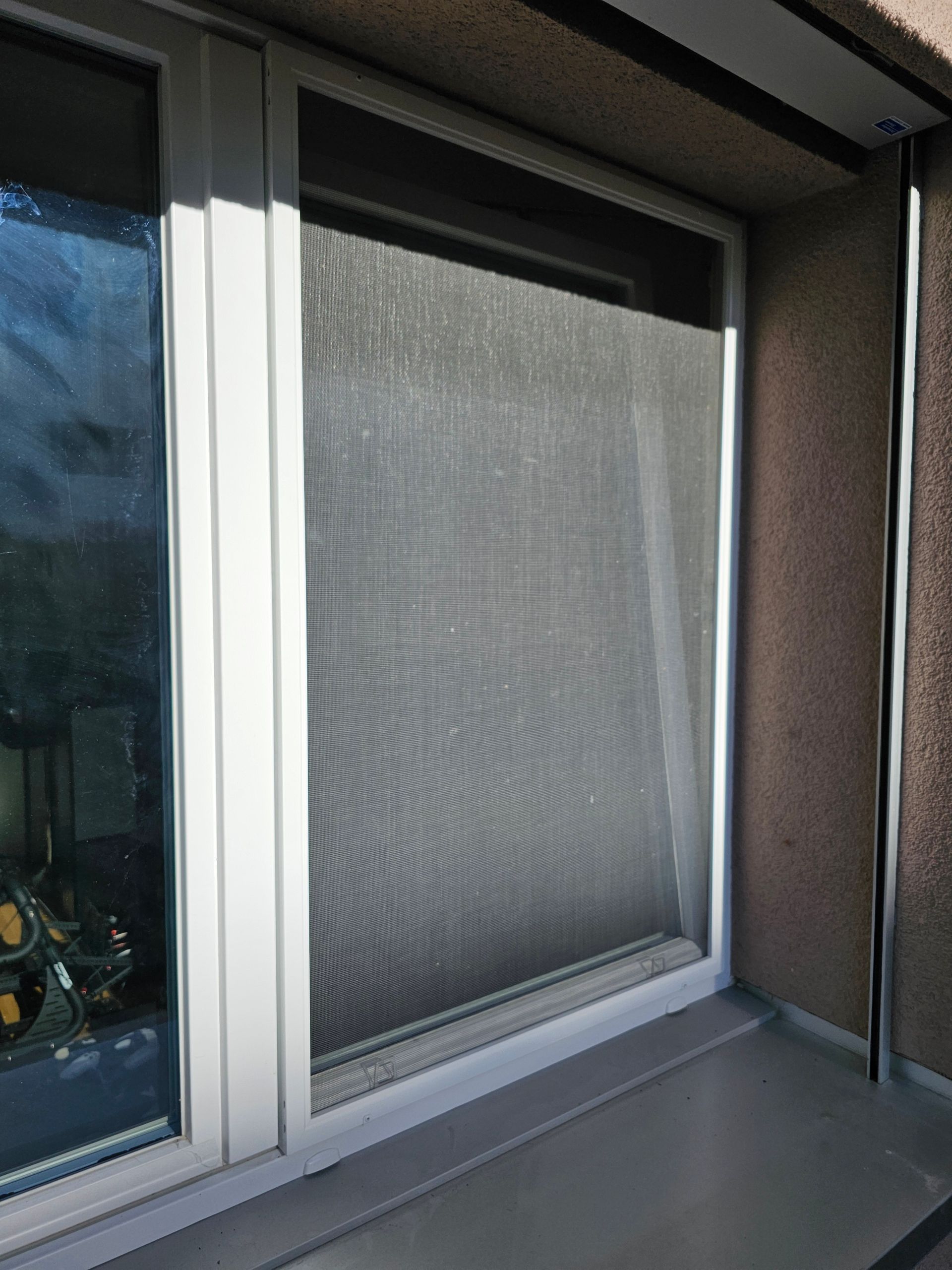 Un gros plan d'une fenêtre avec un écran dessus.