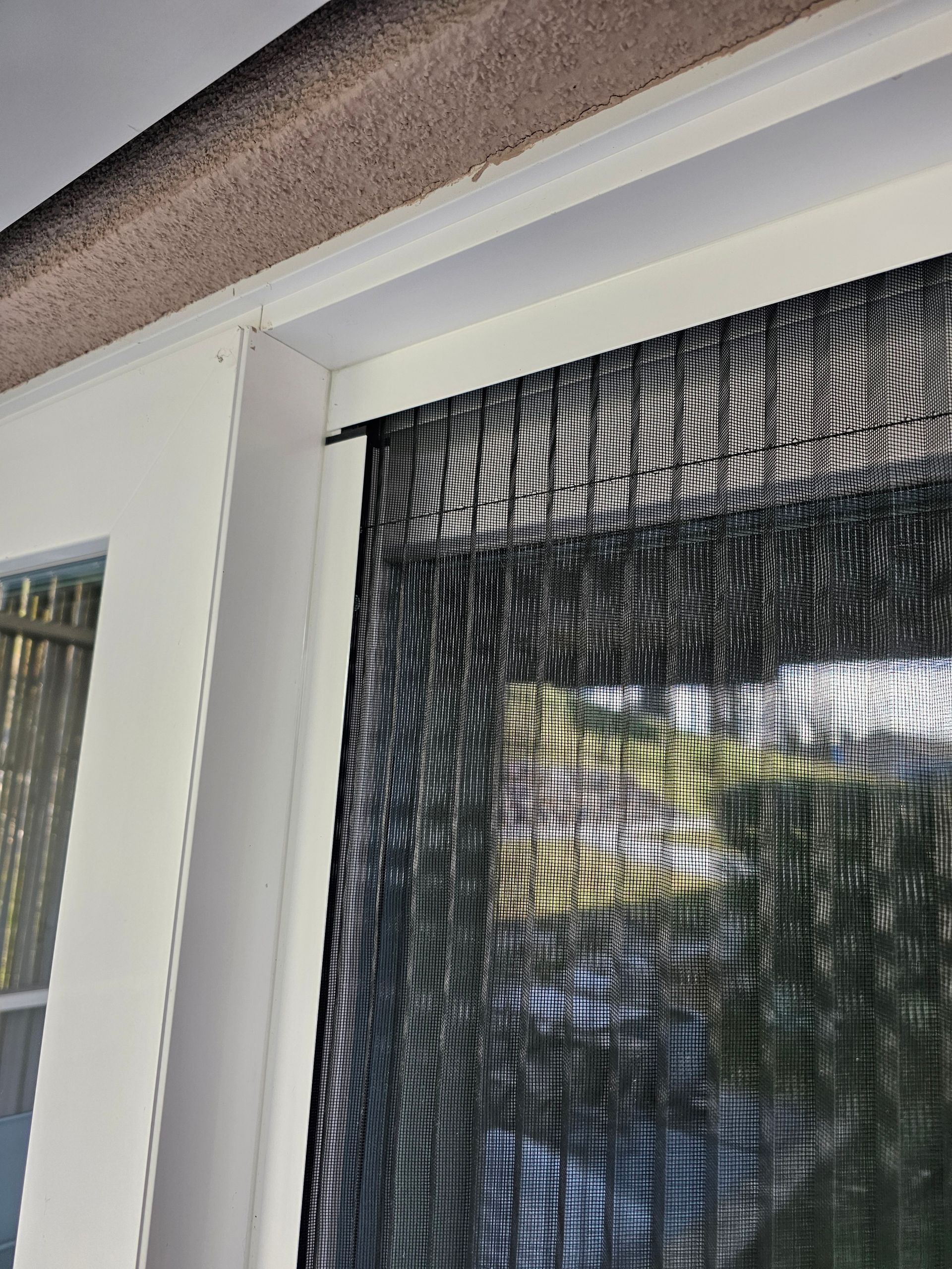 Un gros plan d'une fenêtre avec un écran dessus