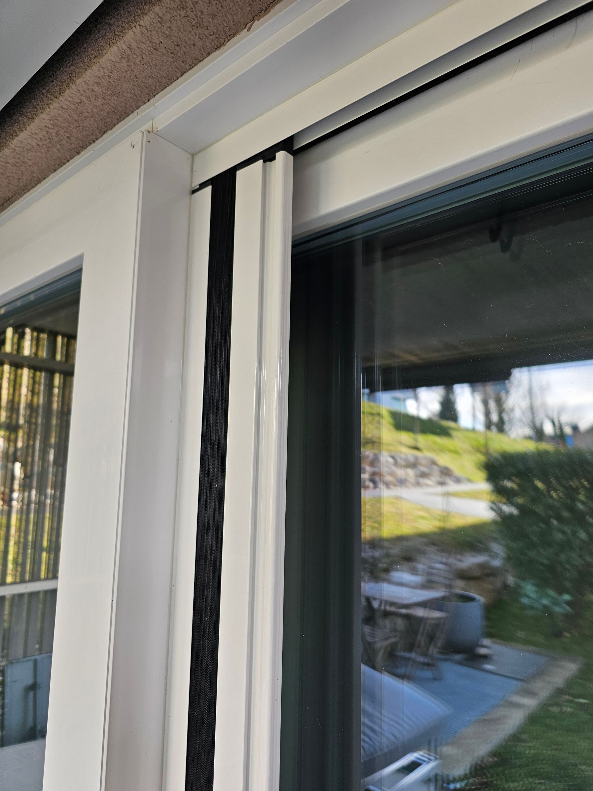 Un gros plan d'une fenêtre avec une bande noire dessus