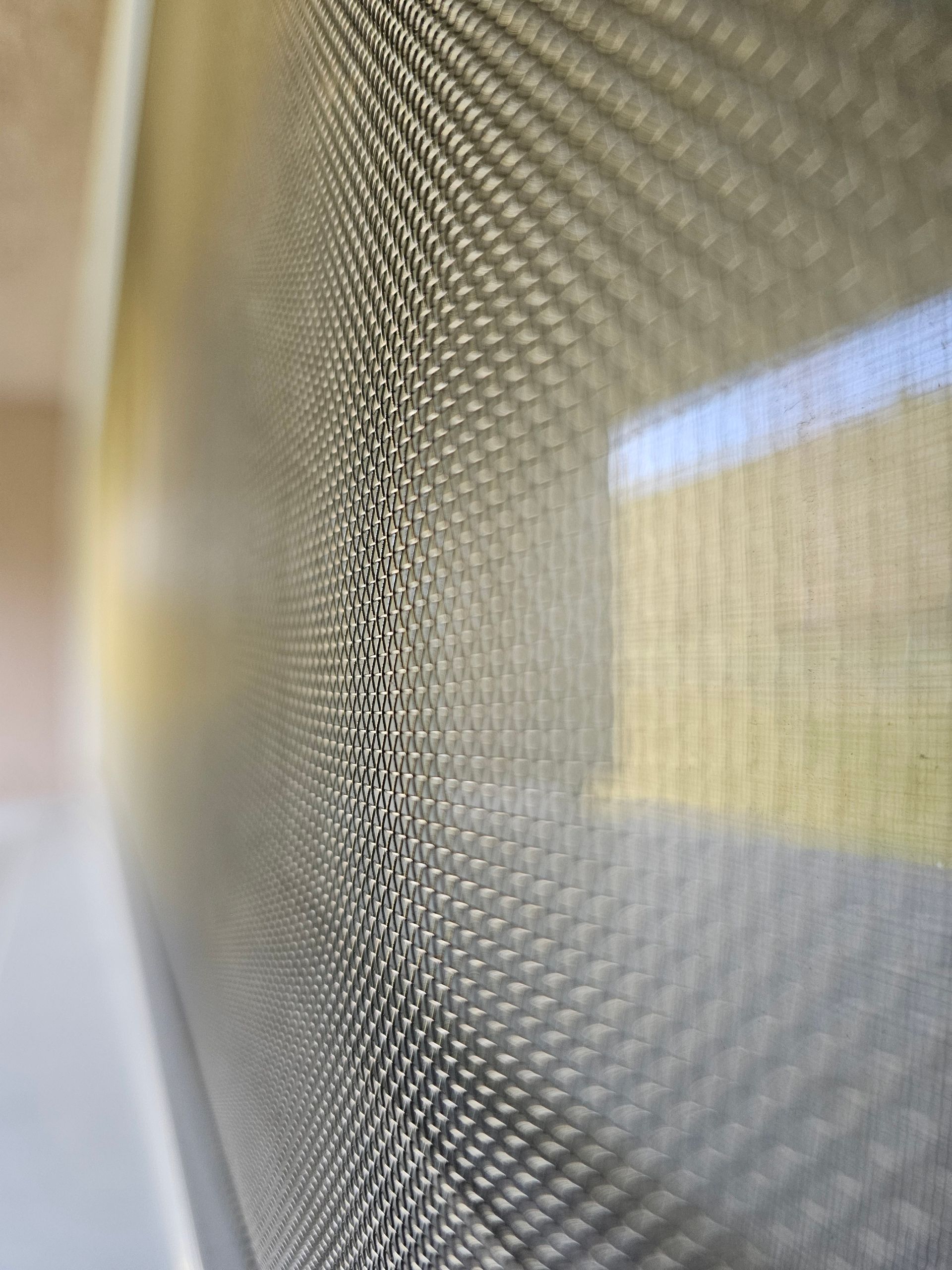 Un gros plan d'une passoire en maille métallique sur une table.