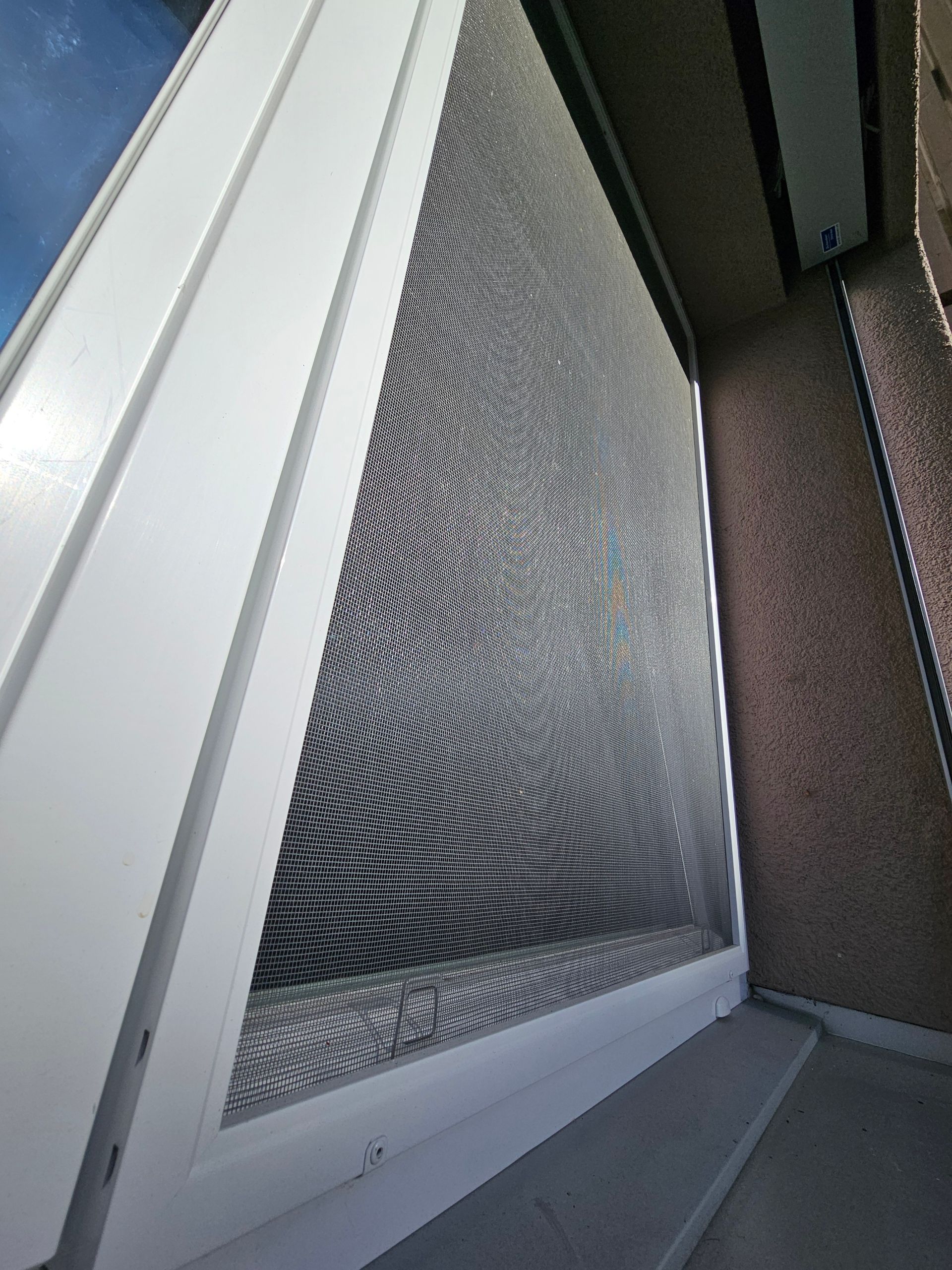 Un gros plan d'une fenêtre avec un écran dessus.