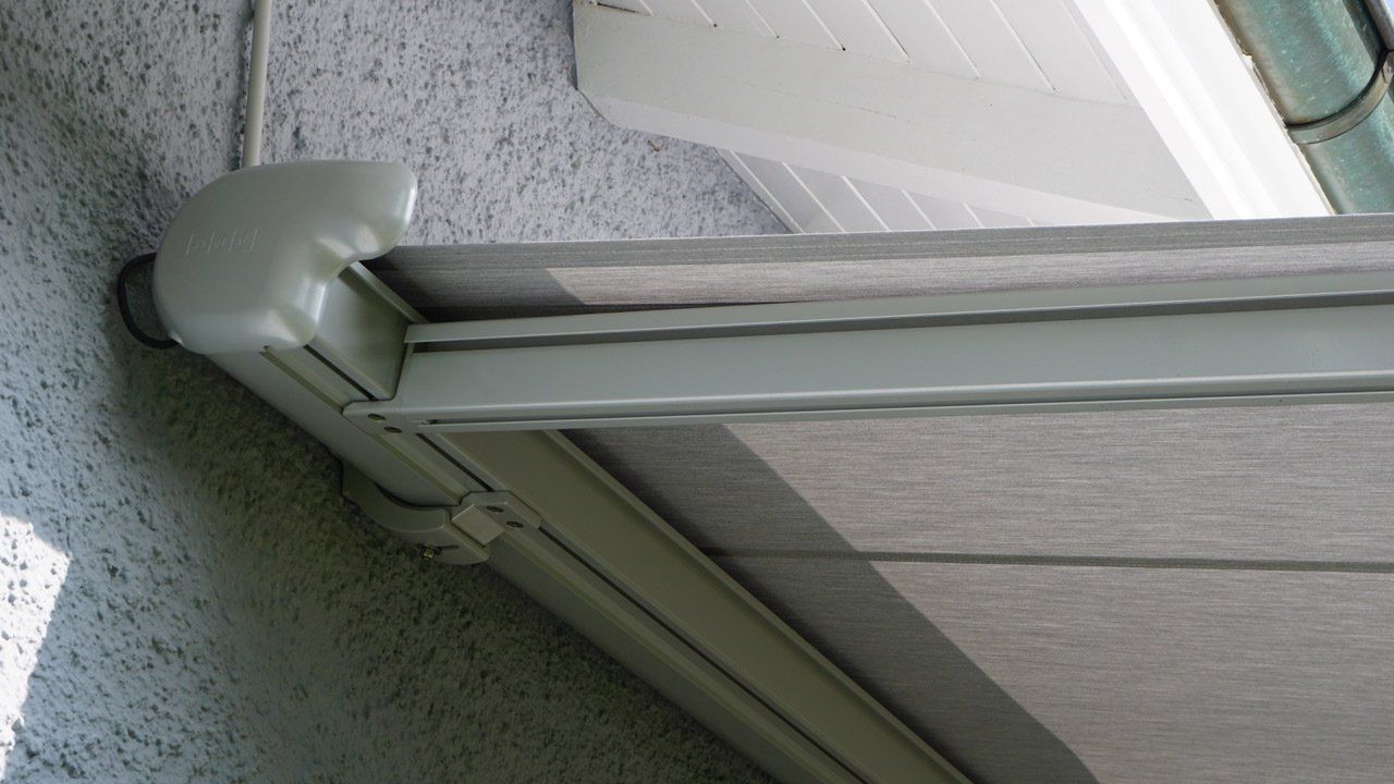 Un gros plan d'un auvent sur le côté d'un bâtiment.