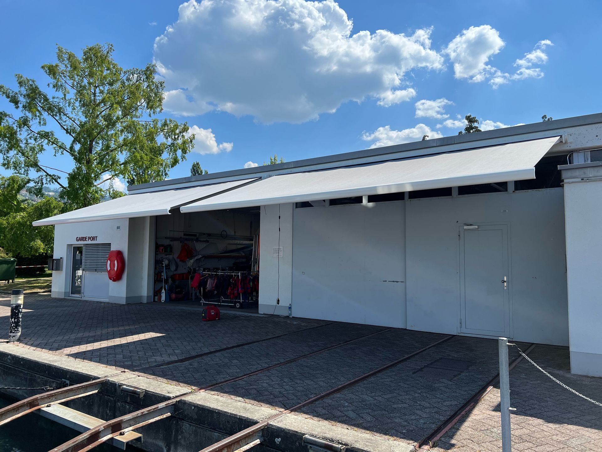 Un bâtiment blanc avec un auvent blanc sur le côté