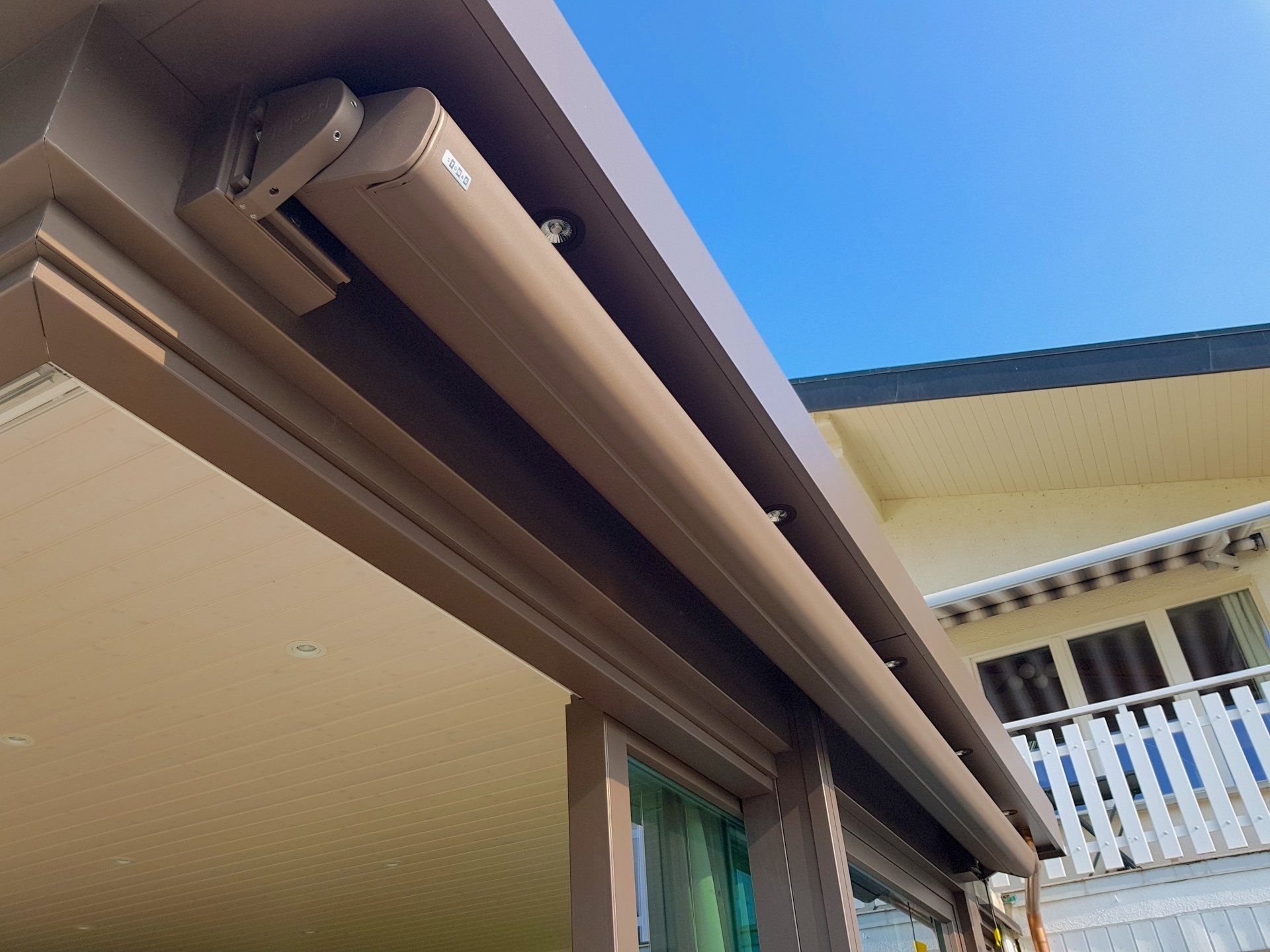 Un auvent marron est suspendu au toit d'un bâtiment