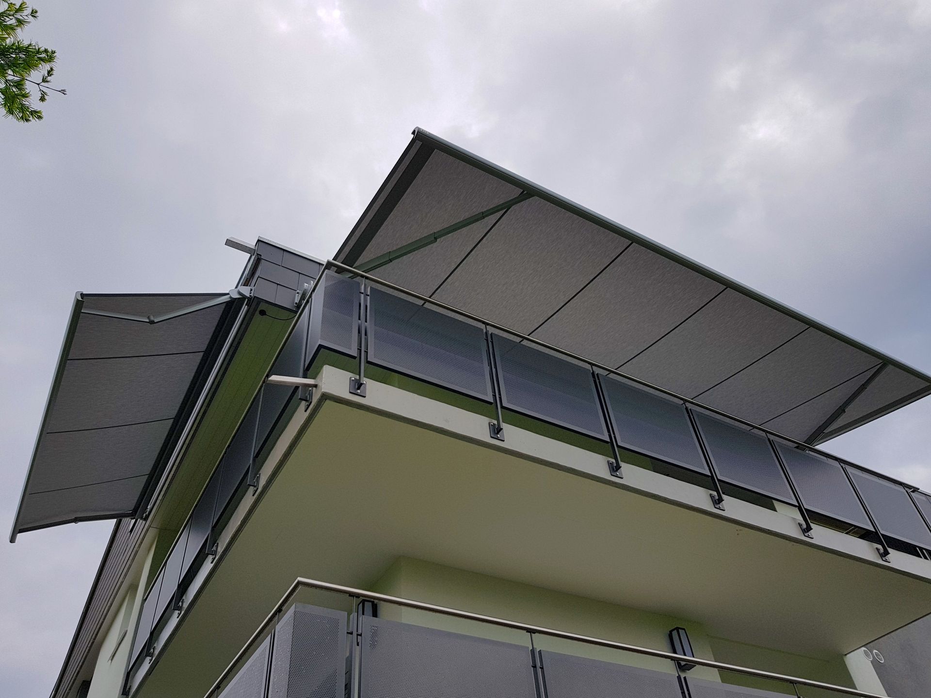 Un balcon sur le côté d'un bâtiment avec un auvent au-dessus