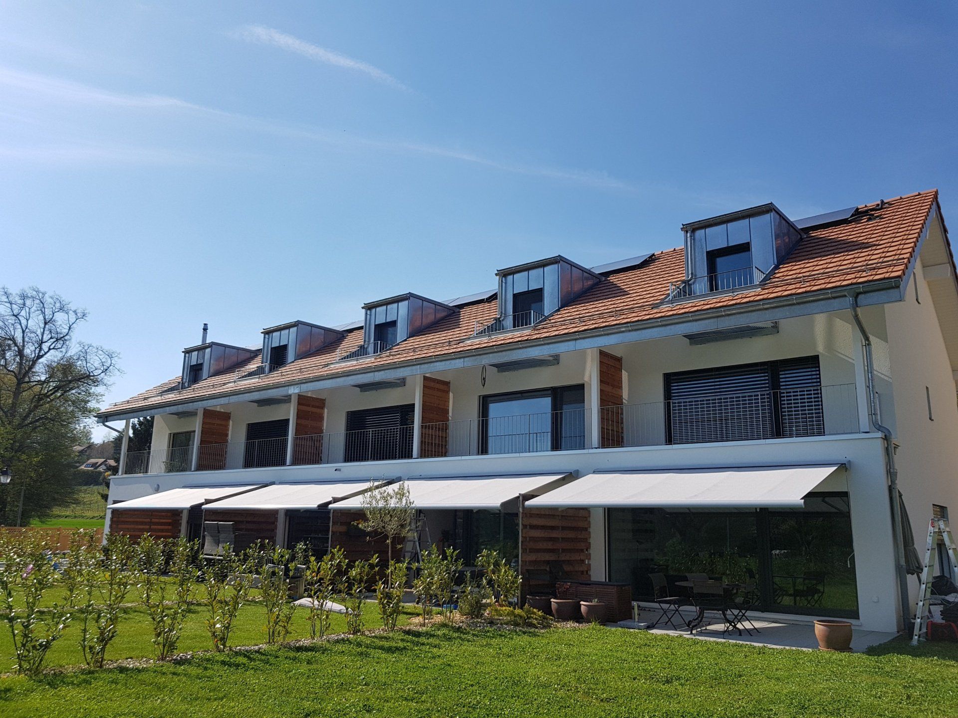 Une rangée de maisons avec des auvents sur le côté.