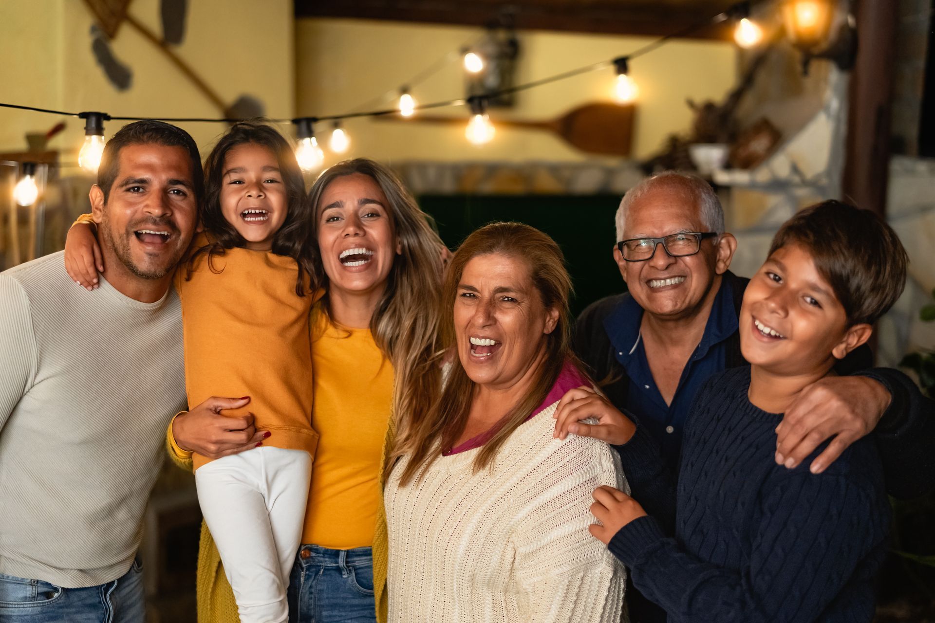 Familia hispana feliz después de resolver su caso de inmigración