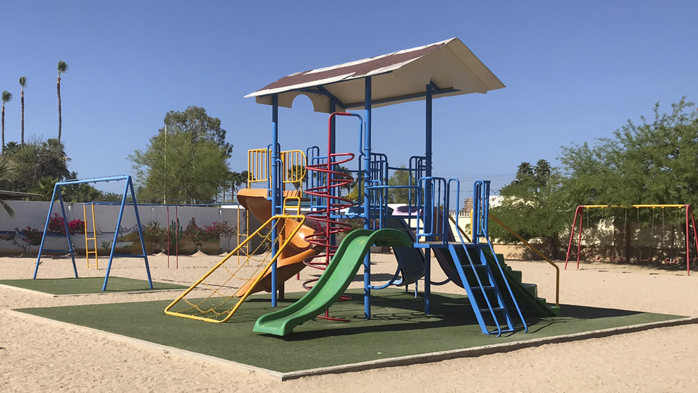 Un colorido parque infantil con techo y tobogán.ciencia