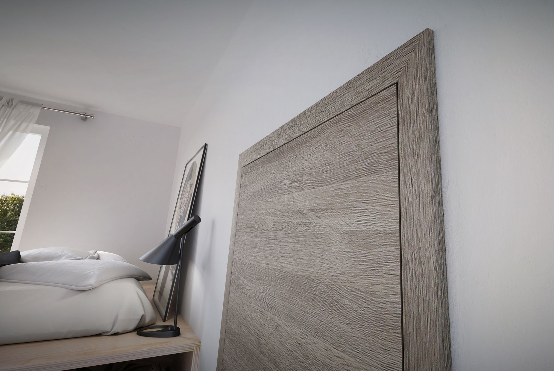 Une chambre avec un lit , une lampe et une grande porte en bois.