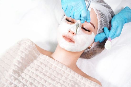 Aesthetic treatment with chemical peeling