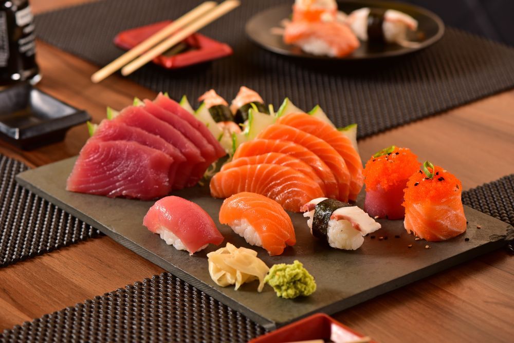 piatto misto di sushi e sashimi