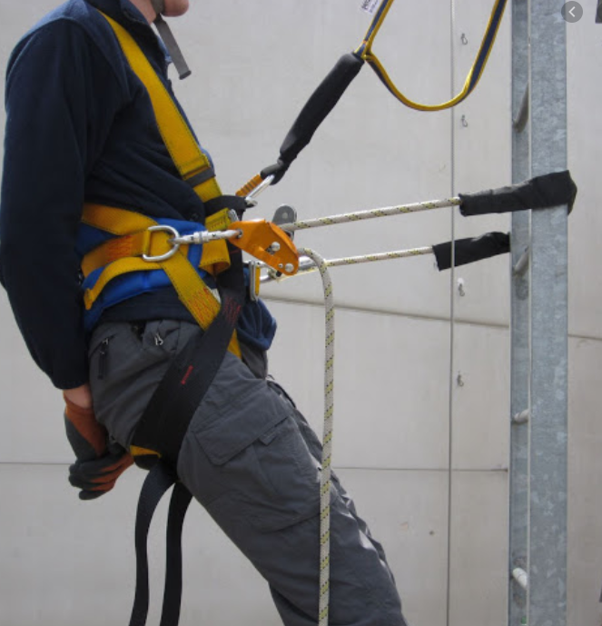 En Seguridad Industrial M y M contamos con más de 15 años de experiencia, dedicada a ofrecer productos de seguridad industrial. La seguridad de sus empleados es nuestra razón de ser, por eso trabajamos constantemente para reducir riesgos de accidente e interrupciones en sus proyectos.