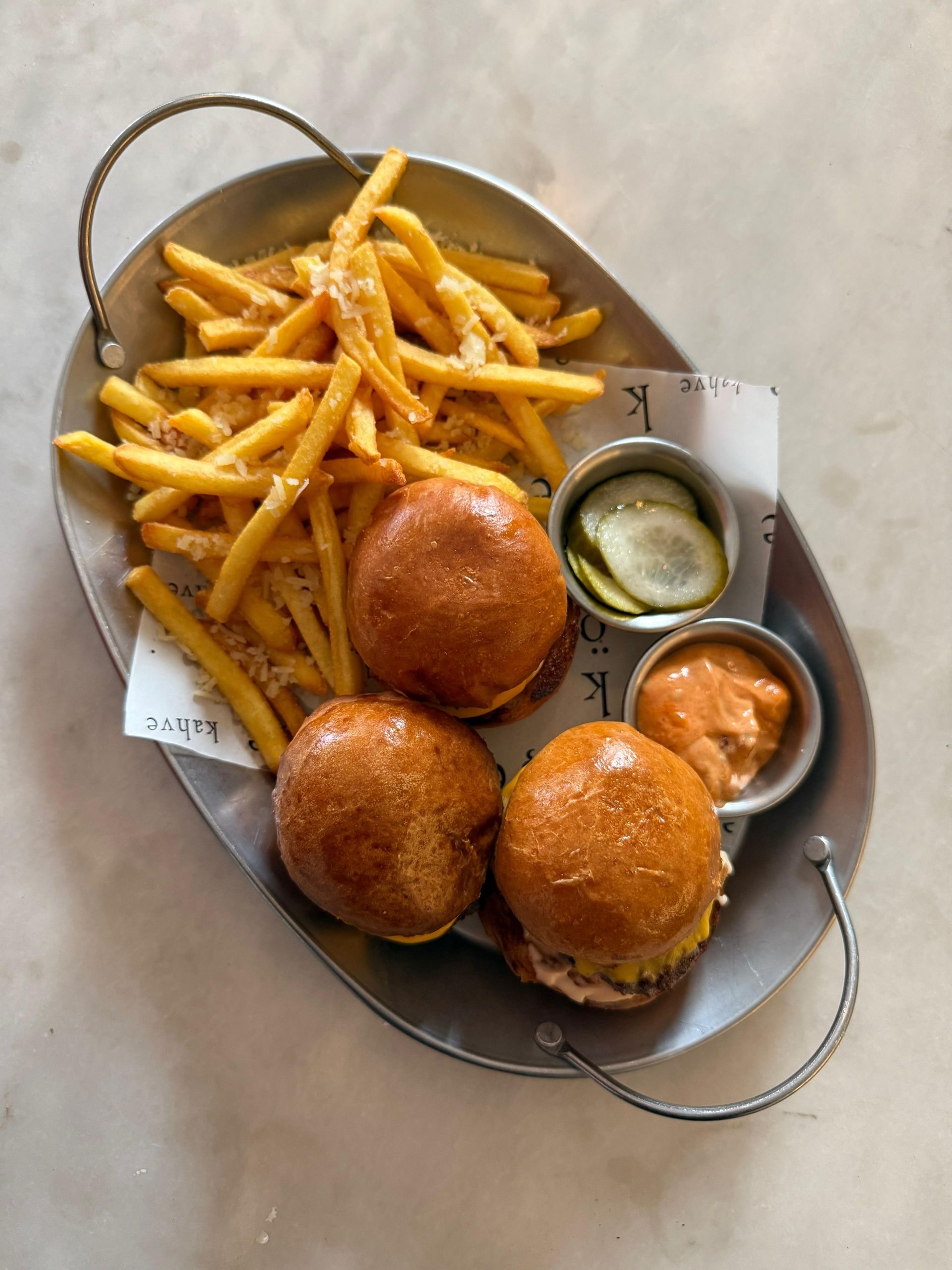 <b>Mini House Burger (3 parça)</b><br>burger sos alman turşusu nane marul cheddar