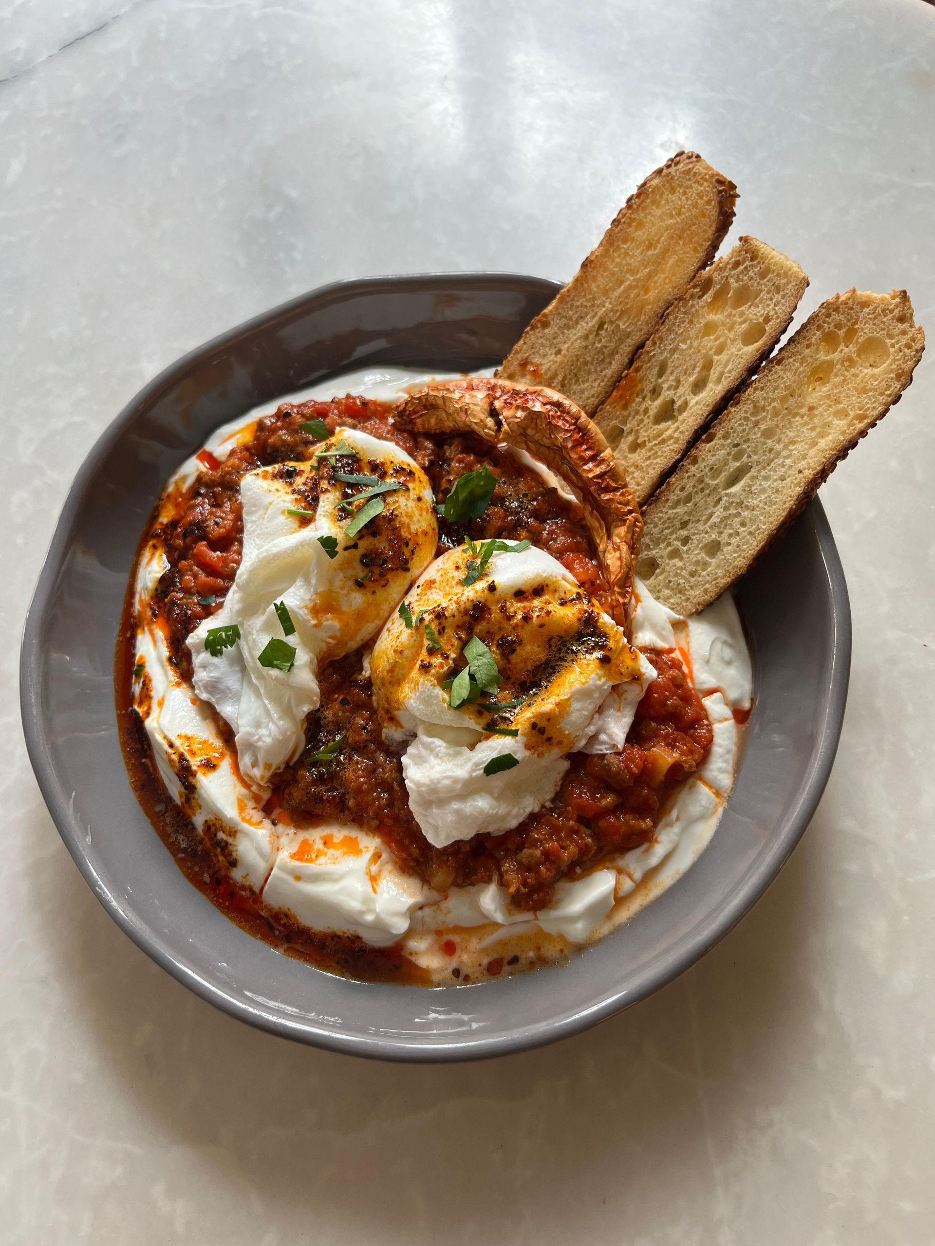<b>ragu çılbır</b><br>domates soslu kıyma, kızarmış nazilli biberi (550 gr.)