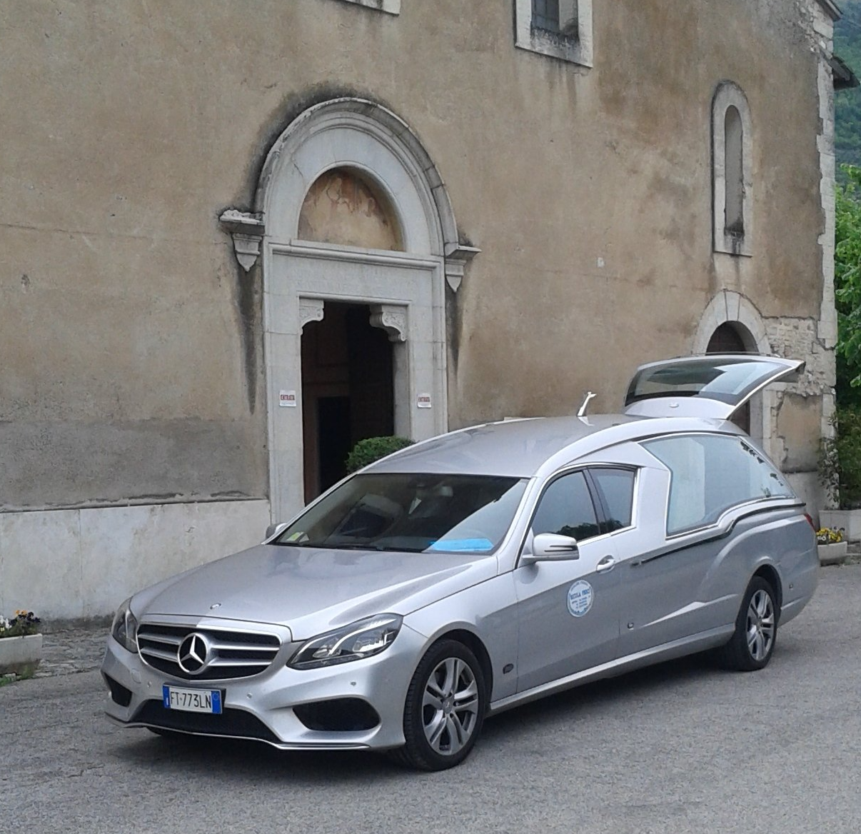 Commemorazione defunto con candela accessa