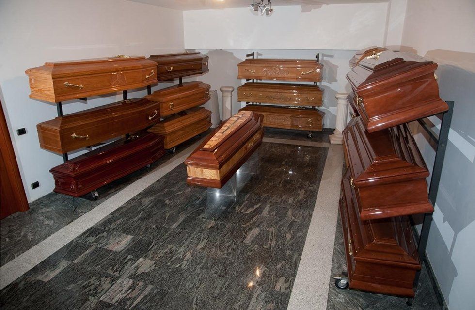 Esposizione di feretri nella sede dell'impresa funebre