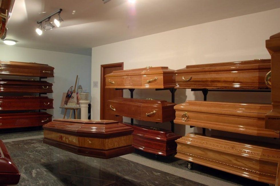 Esposiztori con diversi tipi di feretri decorati