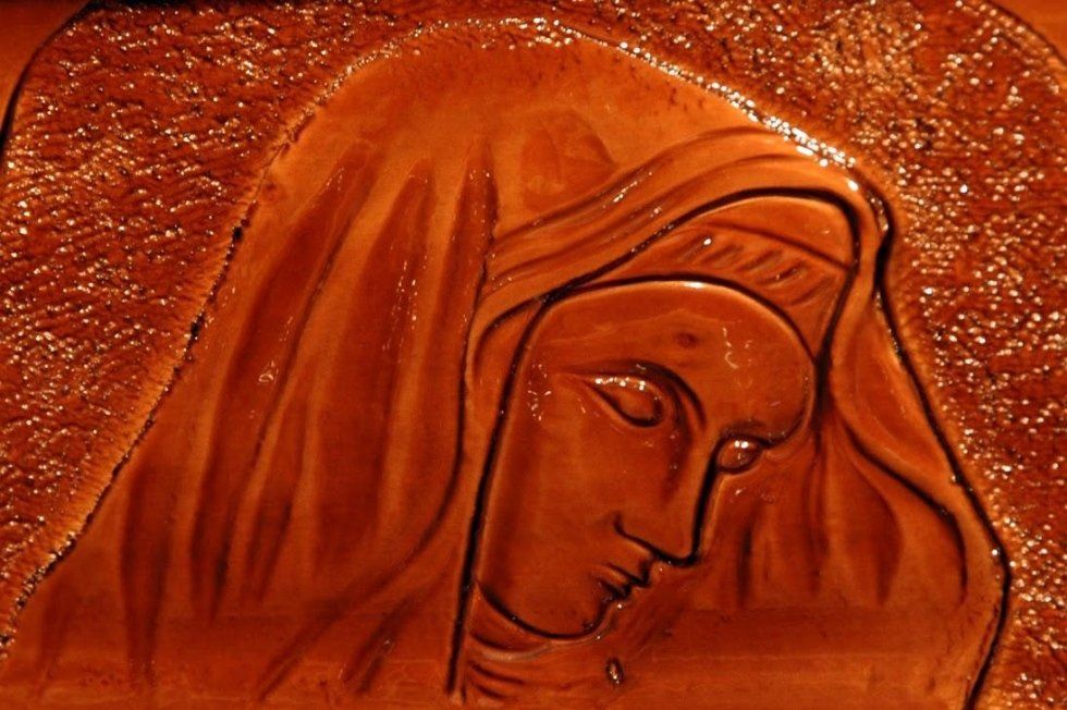 Feretro in legno con incisione decoratiova