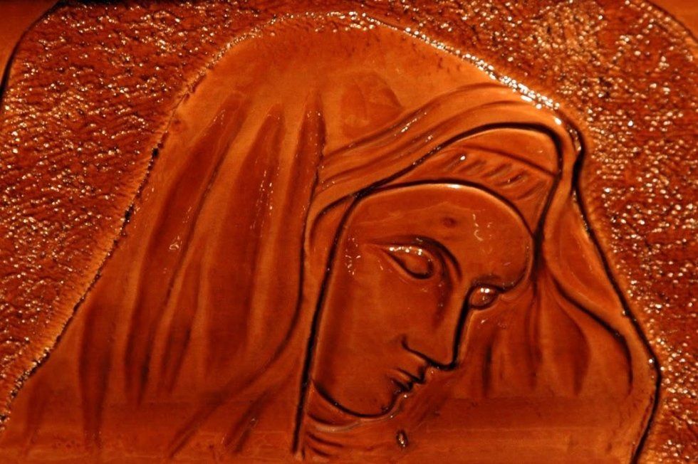 Feretro in legno con incisione decoratiova