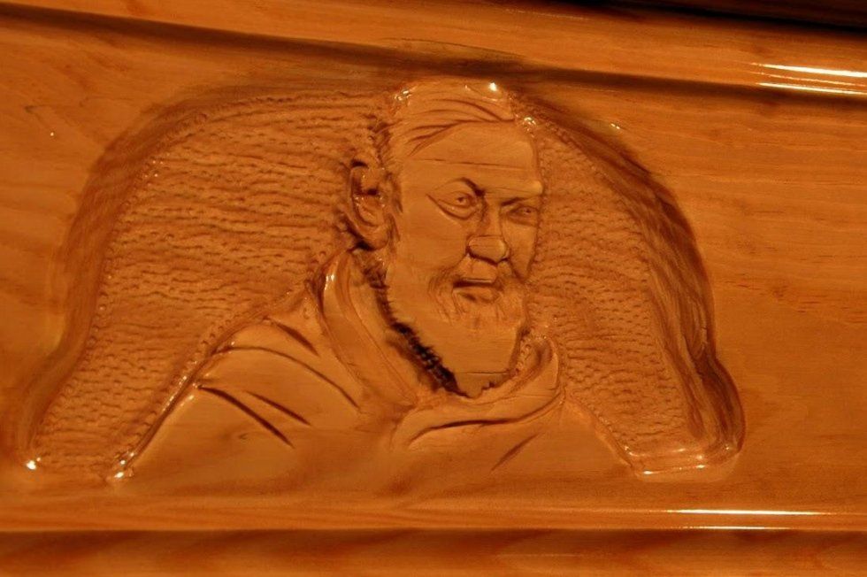 Incisione decorativa su un feretro in legno