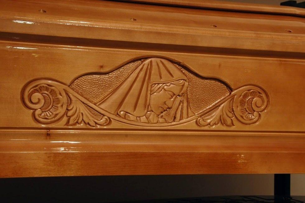 Feretro con incisione