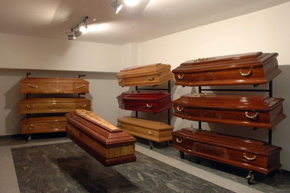 Esposizione di bare in legno